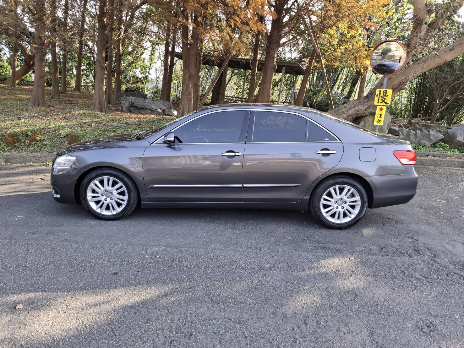 2010年TOYOTA CAMRY 2.4 頂配停放室內~正常保養~內裝無異味 好開好停~行駛方便~為你遮風擋雨 貸款專辦  強力過件歡迎來店賞車 LINE :  goo5168 歡迎洽: 0912-423-585 宋小姐  第11張相片