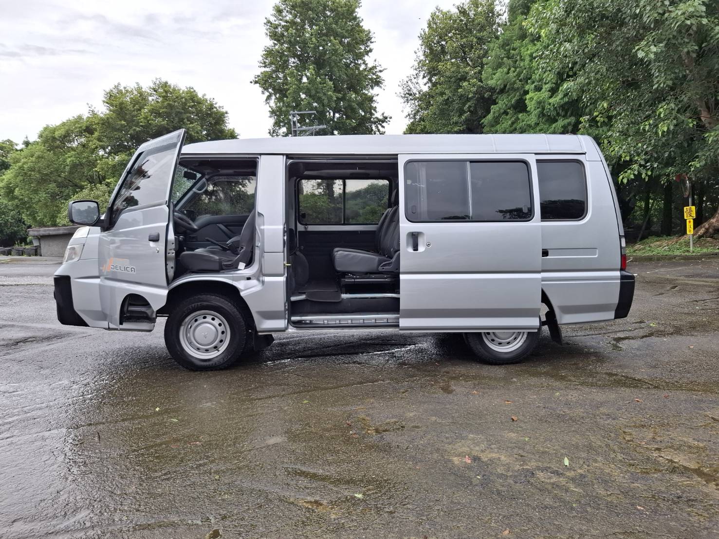 2020年三菱 DELICA 2.4 自排 8人座空間大、載人又載物 立即私訊 搶先賞車 LINE：goo5168 洽詢電話：0912423585 宋小姐 貸款專辦，強力過件！讓你無後顧之憂，輕鬆駕駛  第10張相片