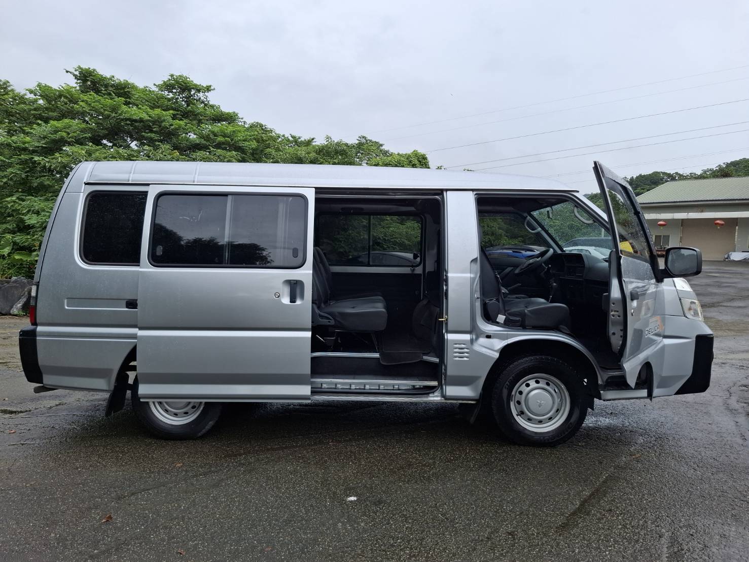 2020年三菱 DELICA 2.4 自排 8人座空間大、載人又載物 立即私訊 搶先賞車 LINE：goo5168 洽詢電話：0912423585 宋小姐 貸款專辦，強力過件！讓你無後顧之憂，輕鬆駕駛  第11張相片