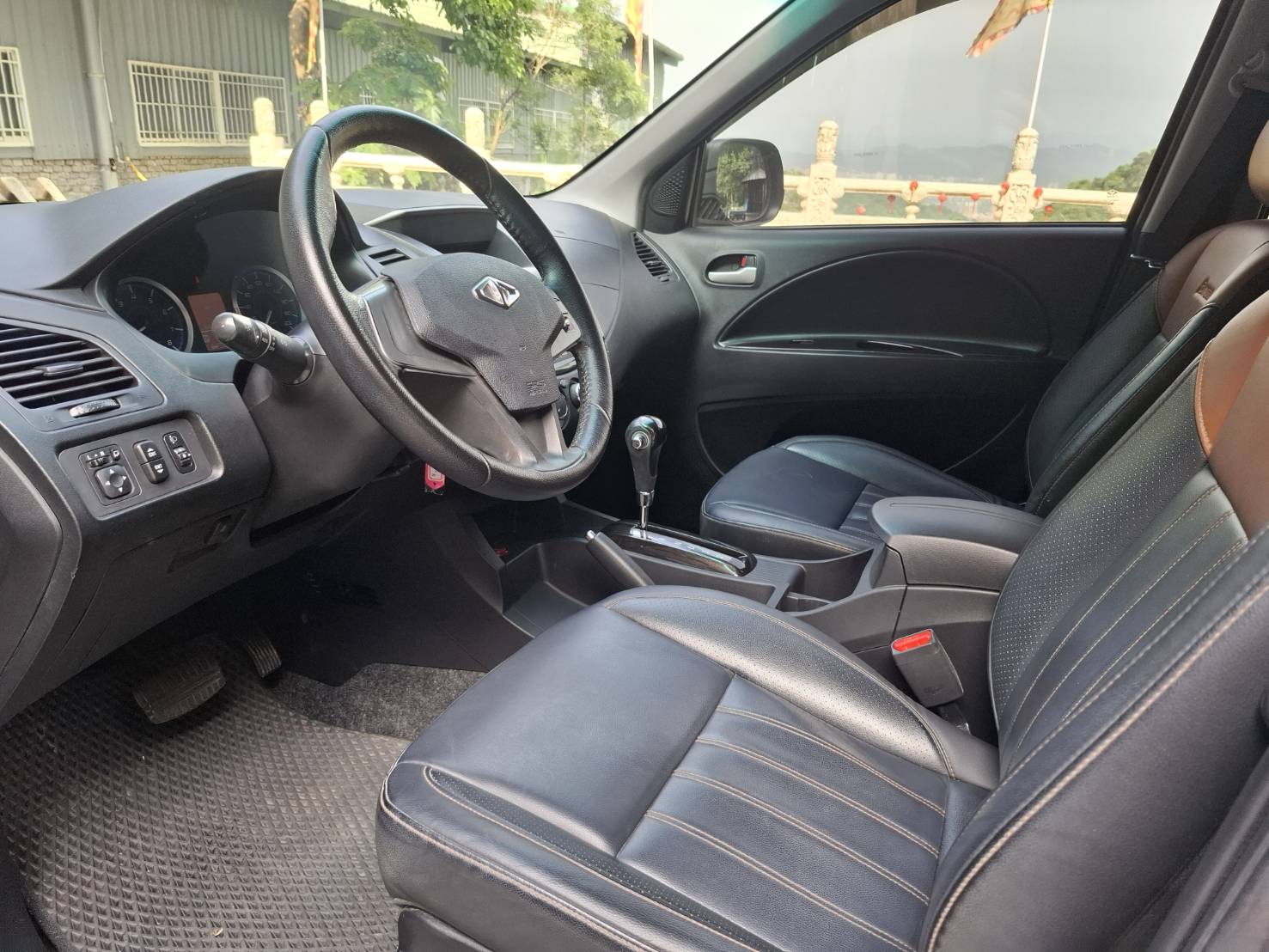 2020年 三菱 ZINGER 精緻型 客貨兩用五人座 超大空間貸款專辦 強力過件洽：0912423585 宋小姐  第15張相片