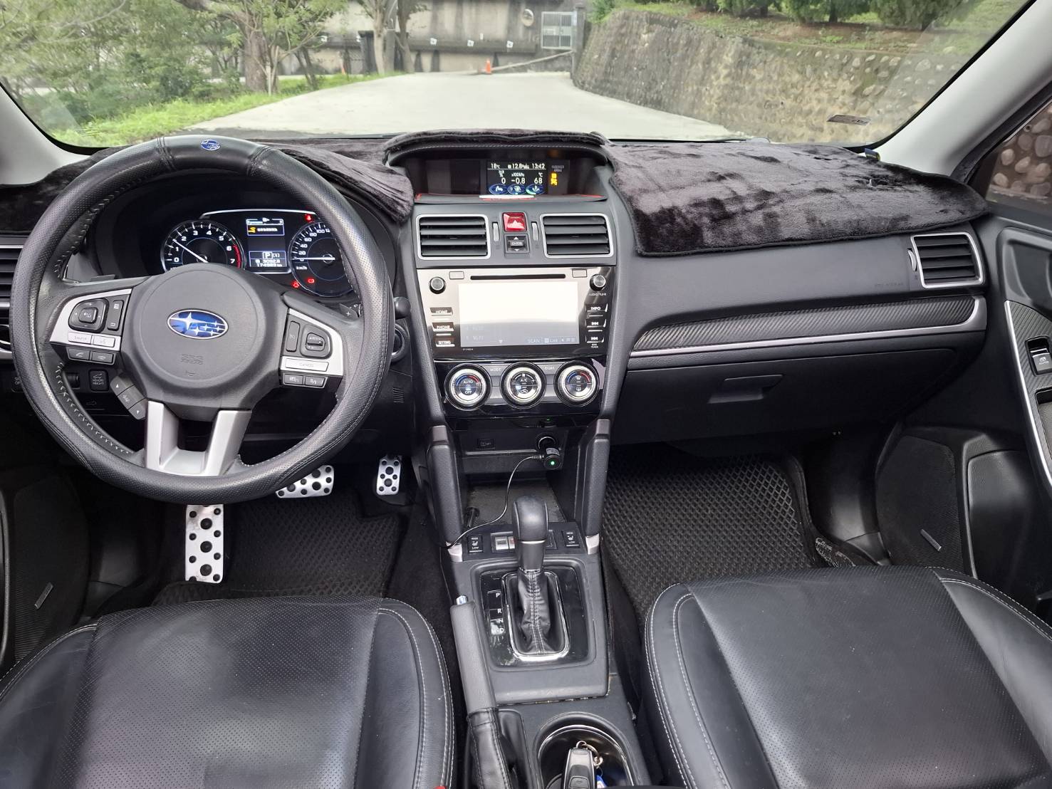 2016年SUBARU FORESTER 2.0XT AWD CVT 是一款兼具性能與舒適性的休旅車搭載2.0升渦輪增壓引擎，提供強勁的動力和卓越的操控性買車不是夢 現在就能擁有 LINE：goo5168 洽詢電話：091242358  第3張相片