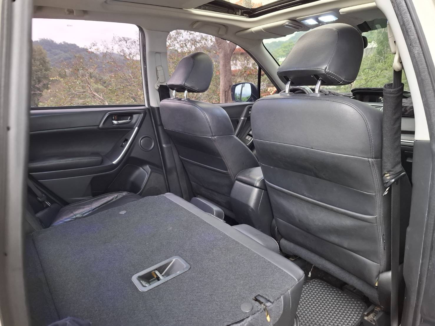 2016年SUBARU FORESTER 2.0XT AWD CVT 是一款兼具性能與舒適性的休旅車搭載2.0升渦輪增壓引擎，提供強勁的動力和卓越的操控性買車不是夢 現在就能擁有 LINE：goo5168 洽詢電話：091242358  第7張相片