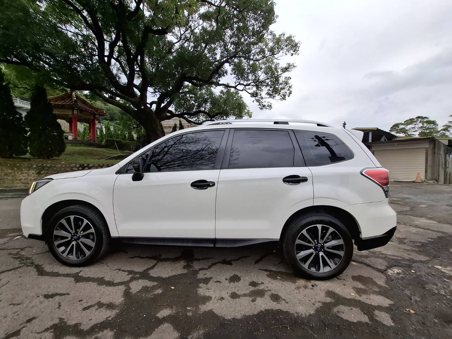 2016年SUBARU FORESTER 2.0XT AWD CVT 是一款兼具性能與舒適性的休旅車搭載2.0升渦輪增壓引擎，提供強勁的動力和卓越的操控性買車不是夢 現在就能擁有 LINE：goo5168 洽詢電話：091242358  第9張相片