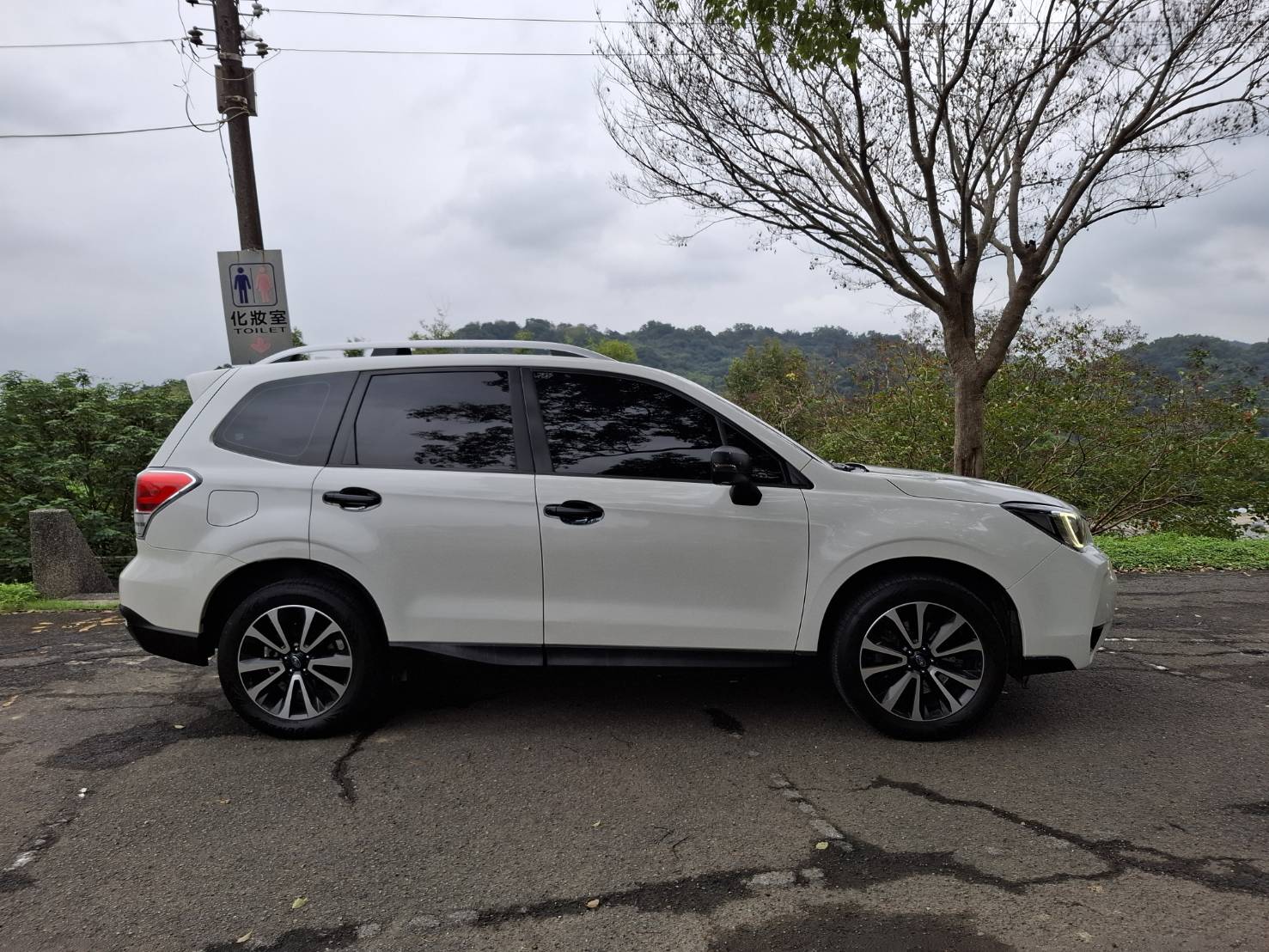 2016年SUBARU FORESTER 2.0XT AWD CVT 是一款兼具性能與舒適性的休旅車搭載2.0升渦輪增壓引擎，提供強勁的動力和卓越的操控性買車不是夢 現在就能擁有 LINE：goo5168 洽詢電話：091242358  第10張相片