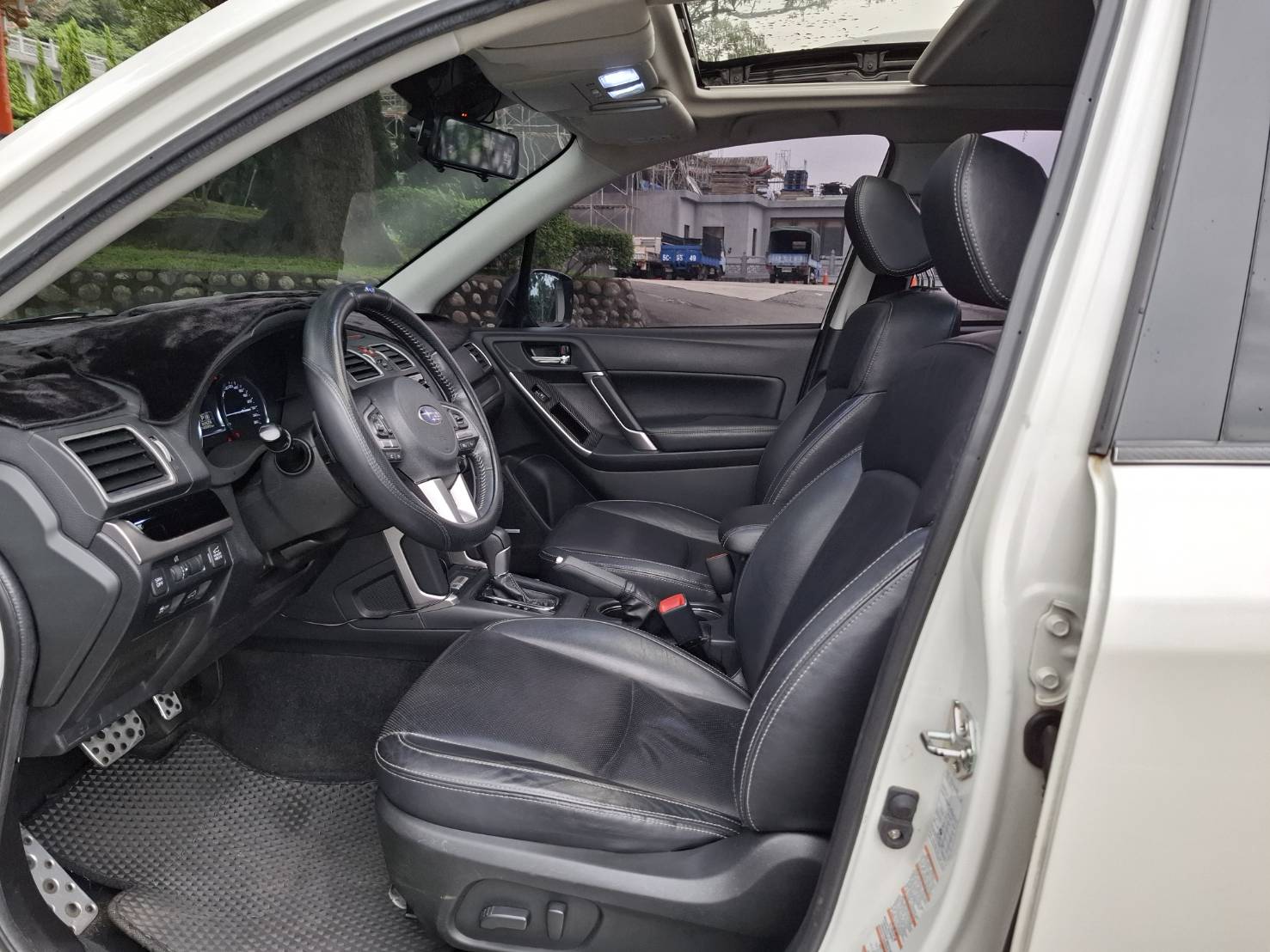 2016年SUBARU FORESTER 2.0XT AWD CVT 是一款兼具性能與舒適性的休旅車搭載2.0升渦輪增壓引擎，提供強勁的動力和卓越的操控性買車不是夢 現在就能擁有 LINE：goo5168 洽詢電話：091242358  第11張相片