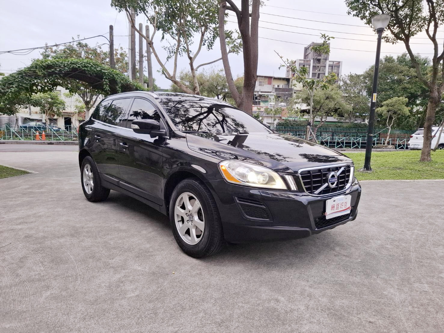 12年 VOLVO XC60 T5 旗艦版 黑色霸氣上市 渦輪 T5 動力 旗艦配備 北歐安全 一次到位，質感直接升級！ 渦輪增壓動力，順暢好開、推力飽滿私訊/留言預約賞車，LINE：goo5168 洽詢電話：0912423585 宋小姐  第2張相片