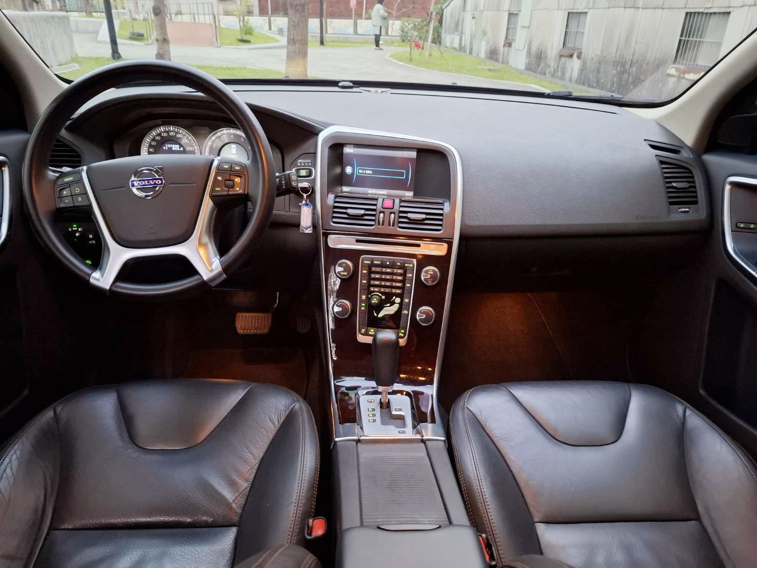 12年 VOLVO XC60 T5 旗艦版 黑色霸氣上市 渦輪 T5 動力 旗艦配備 北歐安全 一次到位，質感直接升級！ 渦輪增壓動力，順暢好開、推力飽滿私訊/留言預約賞車，LINE：goo5168 洽詢電話：0912423585 宋小姐  第3張相片