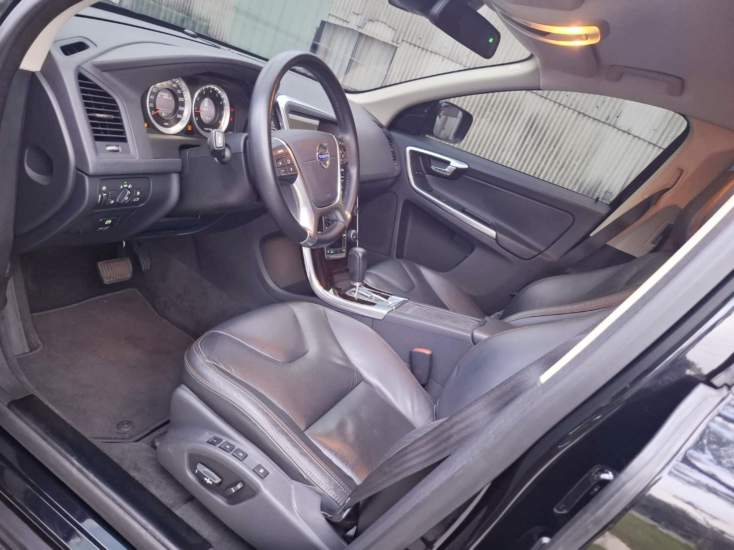 12年 VOLVO XC60 T5 旗艦版 黑色霸氣上市 渦輪 T5 動力 旗艦配備 北歐安全 一次到位，質感直接升級！ 渦輪增壓動力，順暢好開、推力飽滿私訊/留言預約賞車，LINE：goo5168 洽詢電話：0912423585 宋小姐  第5張相片