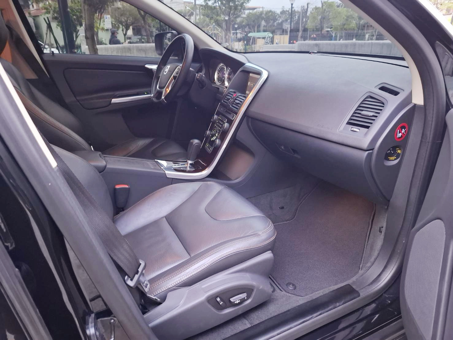 12年 VOLVO XC60 T5 旗艦版 黑色霸氣上市 渦輪 T5 動力 旗艦配備 北歐安全 一次到位，質感直接升級！ 渦輪增壓動力，順暢好開、推力飽滿私訊/留言預約賞車，LINE：goo5168 洽詢電話：0912423585 宋小姐  第6張相片