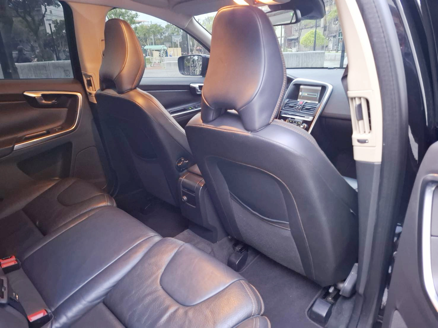 12年 VOLVO XC60 T5 旗艦版 黑色霸氣上市 渦輪 T5 動力 旗艦配備 北歐安全 一次到位，質感直接升級！ 渦輪增壓動力，順暢好開、推力飽滿私訊/留言預約賞車，LINE：goo5168 洽詢電話：0912423585 宋小姐  第7張相片