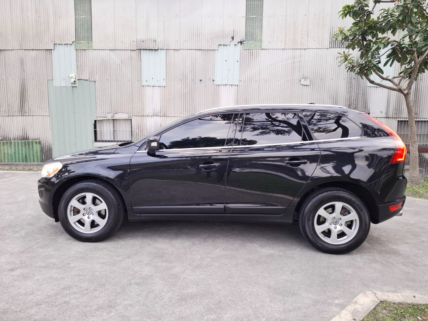 12年 VOLVO XC60 T5 旗艦版 黑色霸氣上市 渦輪 T5 動力 旗艦配備 北歐安全 一次到位，質感直接升級！ 渦輪增壓動力，順暢好開、推力飽滿私訊/留言預約賞車，LINE：goo5168 洽詢電話：0912423585 宋小姐  第9張相片