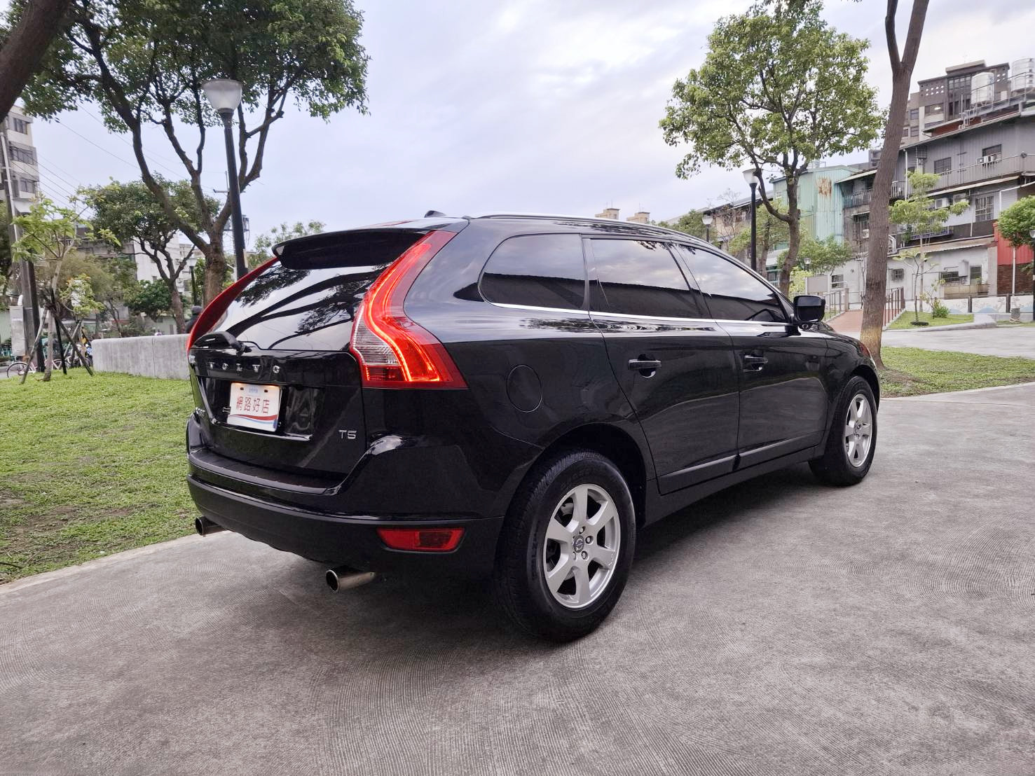 12年 VOLVO XC60 T5 旗艦版 黑色霸氣上市 渦輪 T5 動力 旗艦配備 北歐安全 一次到位，質感直接升級！ 渦輪增壓動力，順暢好開、推力飽滿私訊/留言預約賞車，LINE：goo5168 洽詢電話：0912423585 宋小姐  第13張相片
