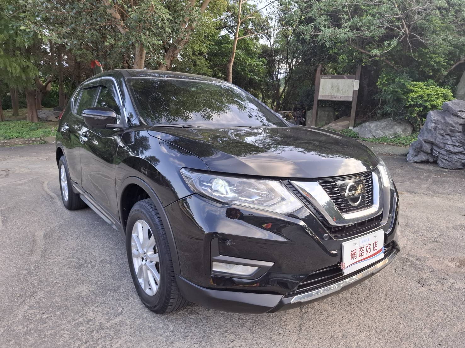 2022年 NISSAN X-TRAIL 智行版 黑色外觀，時尚又動感 ACC全速域自動巡航、360環景影像、盲點偵測，讓您的駕駛更安全LINE：goo5168 洽詢電話：0912423585 宋小姐貸款專辦，強力過件   第2張相片