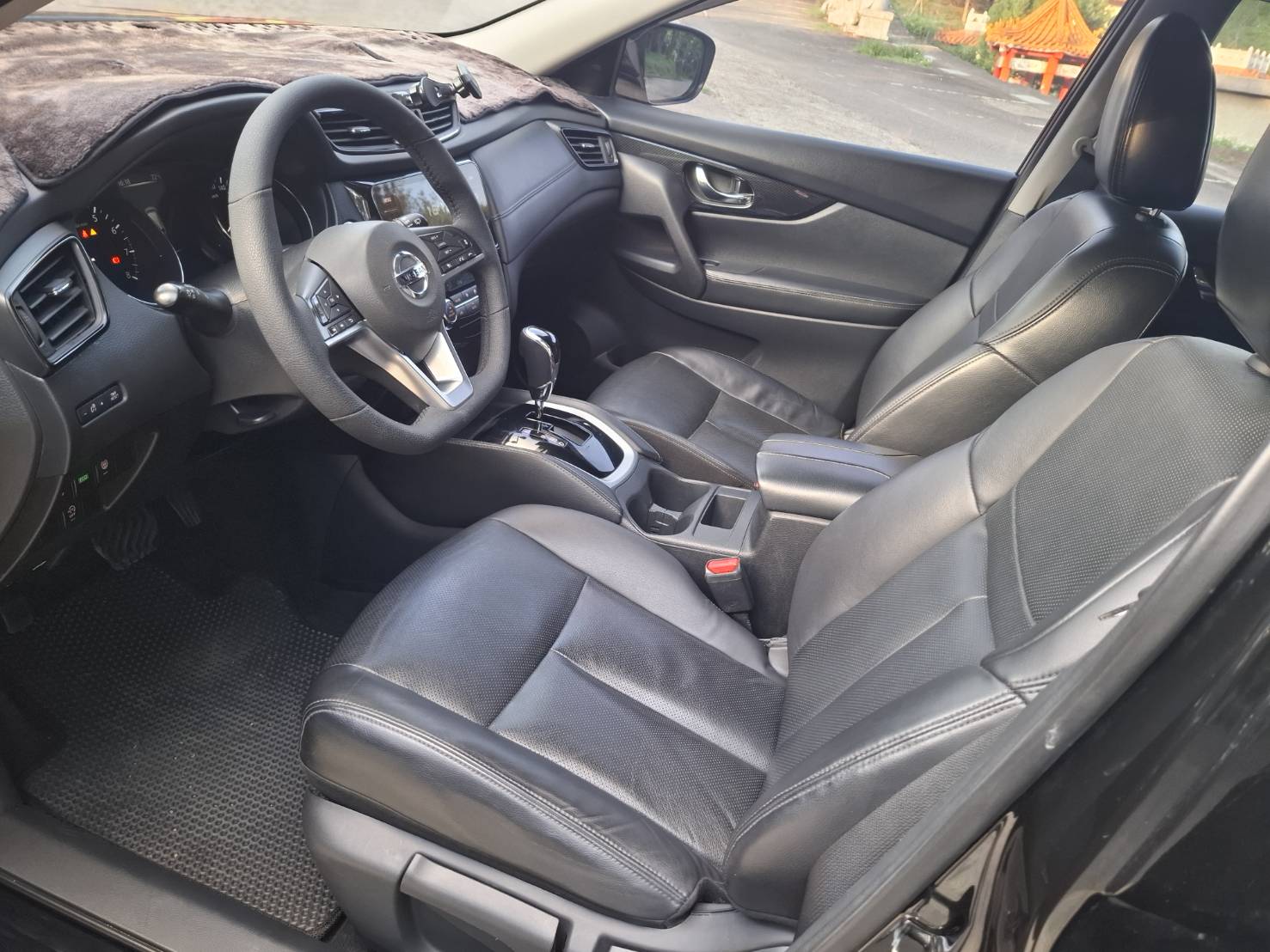 2022年 NISSAN X-TRAIL 智行版 黑色外觀，時尚又動感 ACC全速域自動巡航、360環景影像、盲點偵測，讓您的駕駛更安全LINE：goo5168 洽詢電話：0912423585 宋小姐貸款專辦，強力過件   第4張相片