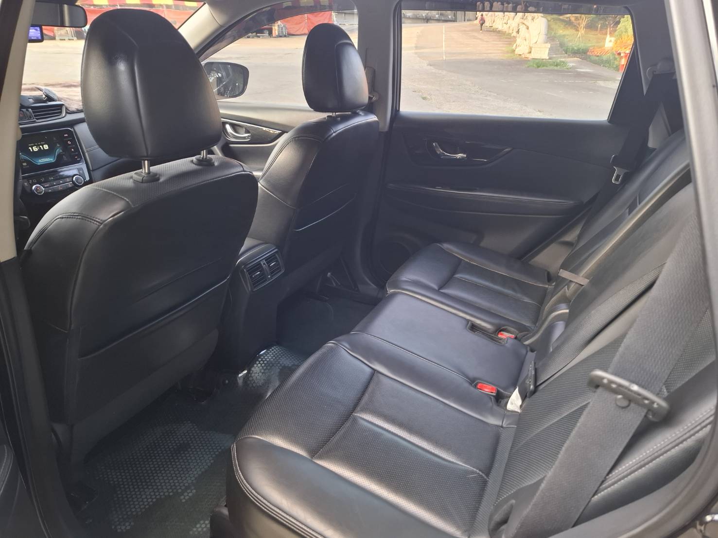 2022年 NISSAN X-TRAIL 智行版 黑色外觀，時尚又動感 ACC全速域自動巡航、360環景影像、盲點偵測，讓您的駕駛更安全LINE：goo5168 洽詢電話：0912423585 宋小姐貸款專辦，強力過件   第5張相片