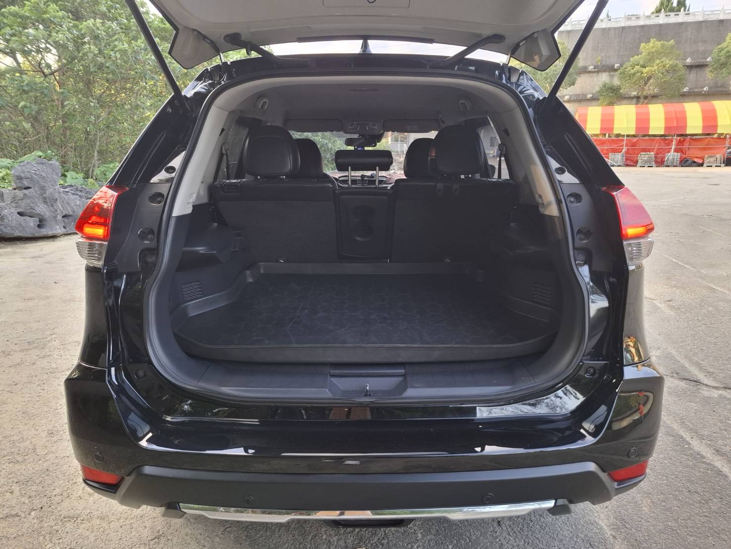 2022年 NISSAN X-TRAIL 智行版 黑色外觀，時尚又動感 ACC全速域自動巡航、360環景影像、盲點偵測，讓您的駕駛更安全LINE：goo5168 洽詢電話：0912423585 宋小姐貸款專辦，強力過件   第8張相片