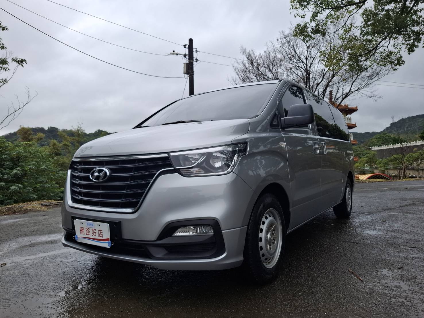 2018 HYUNDAI STAREX 2.5 柴油8人座 銀色・實在・耐用，就是生財工具 不靠外表花俏靠的是空間、耐操與成本效益 LINE：goo5168 洽詢電話：0912423585 宋小姐   第1張相片