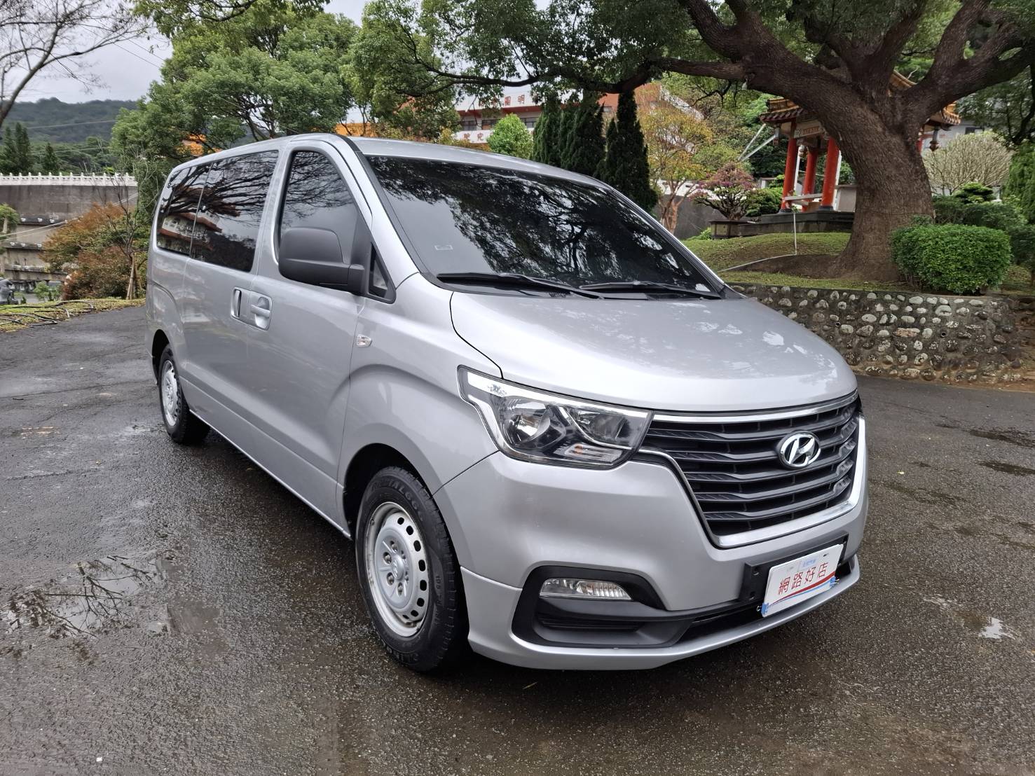 2018 HYUNDAI STAREX 2.5 柴油8人座 銀色・實在・耐用，就是生財工具 不靠外表花俏靠的是空間、耐操與成本效益 LINE：goo5168 洽詢電話：0912423585 宋小姐   第2張相片