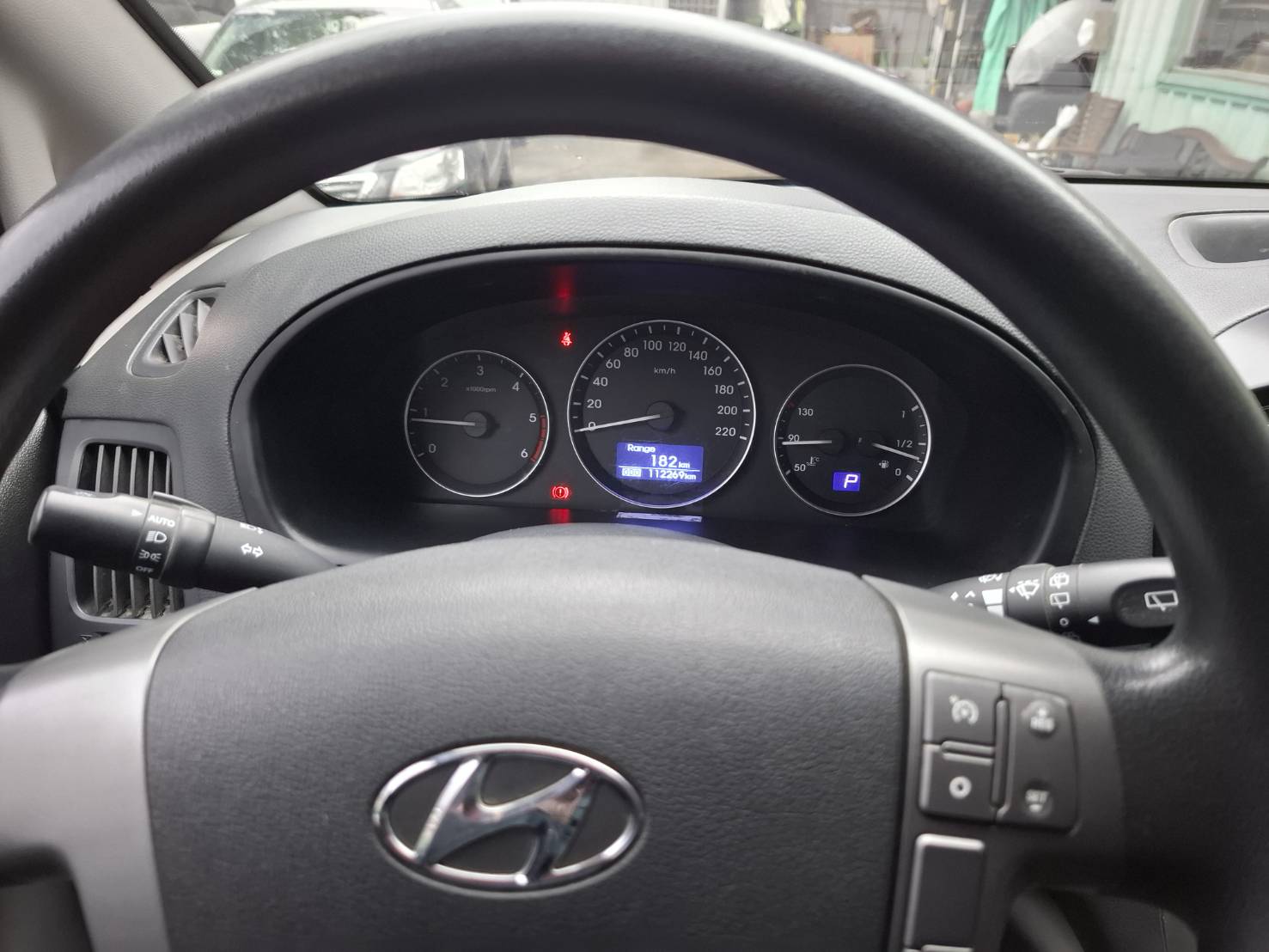 2018 HYUNDAI STAREX 2.5 柴油8人座 銀色・實在・耐用，就是生財工具 不靠外表花俏靠的是空間、耐操與成本效益 LINE：goo5168 洽詢電話：0912423585 宋小姐   第3張相片