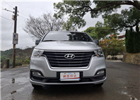 2018 HYUNDAI STAREX 2.5 柴油8人座 銀色・實在・耐用，就是生財工具 不靠外表花俏靠的是空間、耐操與成本效益 LINE：goo5168 洽詢電話：0912423585 宋小姐   第4張縮圖