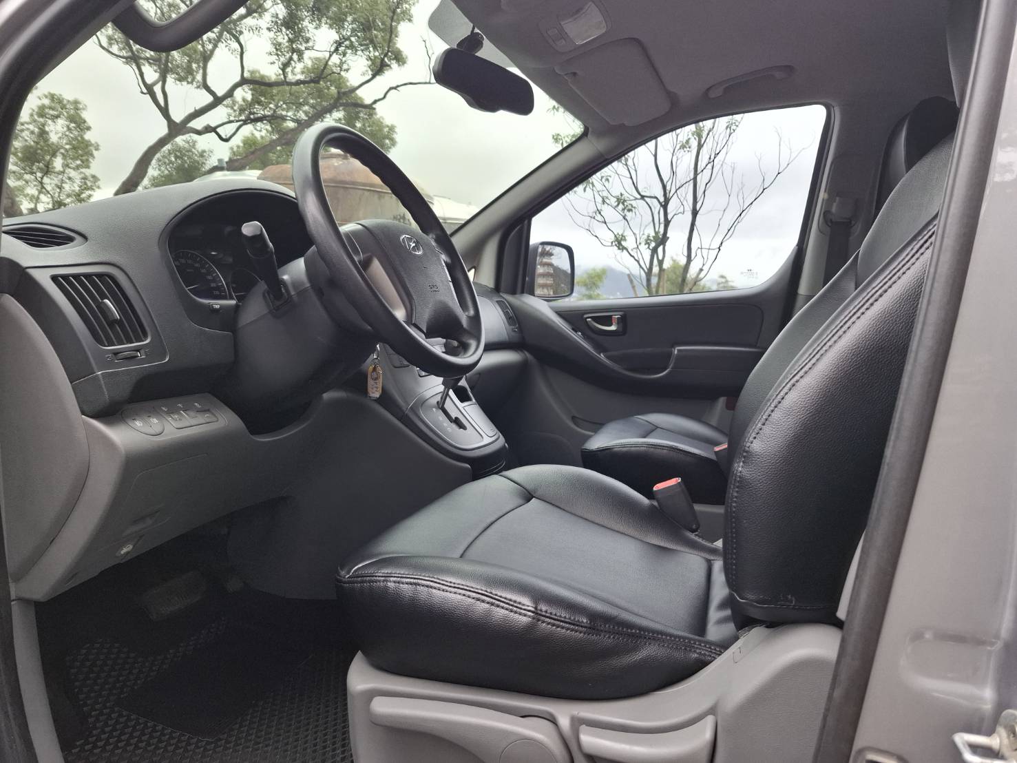 2018 HYUNDAI STAREX 2.5 柴油8人座 銀色・實在・耐用，就是生財工具 不靠外表花俏靠的是空間、耐操與成本效益 LINE：goo5168 洽詢電話：0912423585 宋小姐   第5張相片