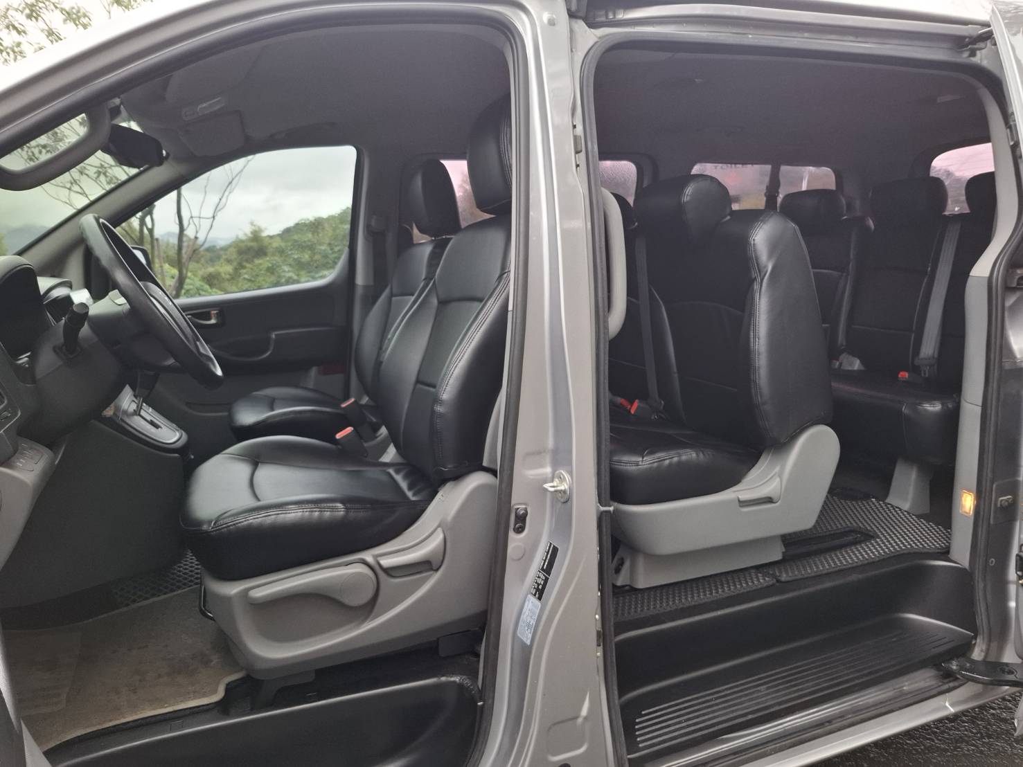 2018 HYUNDAI STAREX 2.5 柴油8人座 銀色・實在・耐用，就是生財工具 不靠外表花俏靠的是空間、耐操與成本效益 LINE：goo5168 洽詢電話：0912423585 宋小姐   第6張相片