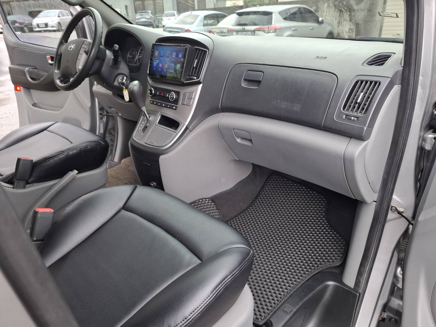 2018 HYUNDAI STAREX 2.5 柴油8人座 銀色・實在・耐用，就是生財工具 不靠外表花俏靠的是空間、耐操與成本效益 LINE：goo5168 洽詢電話：0912423585 宋小姐   第7張相片