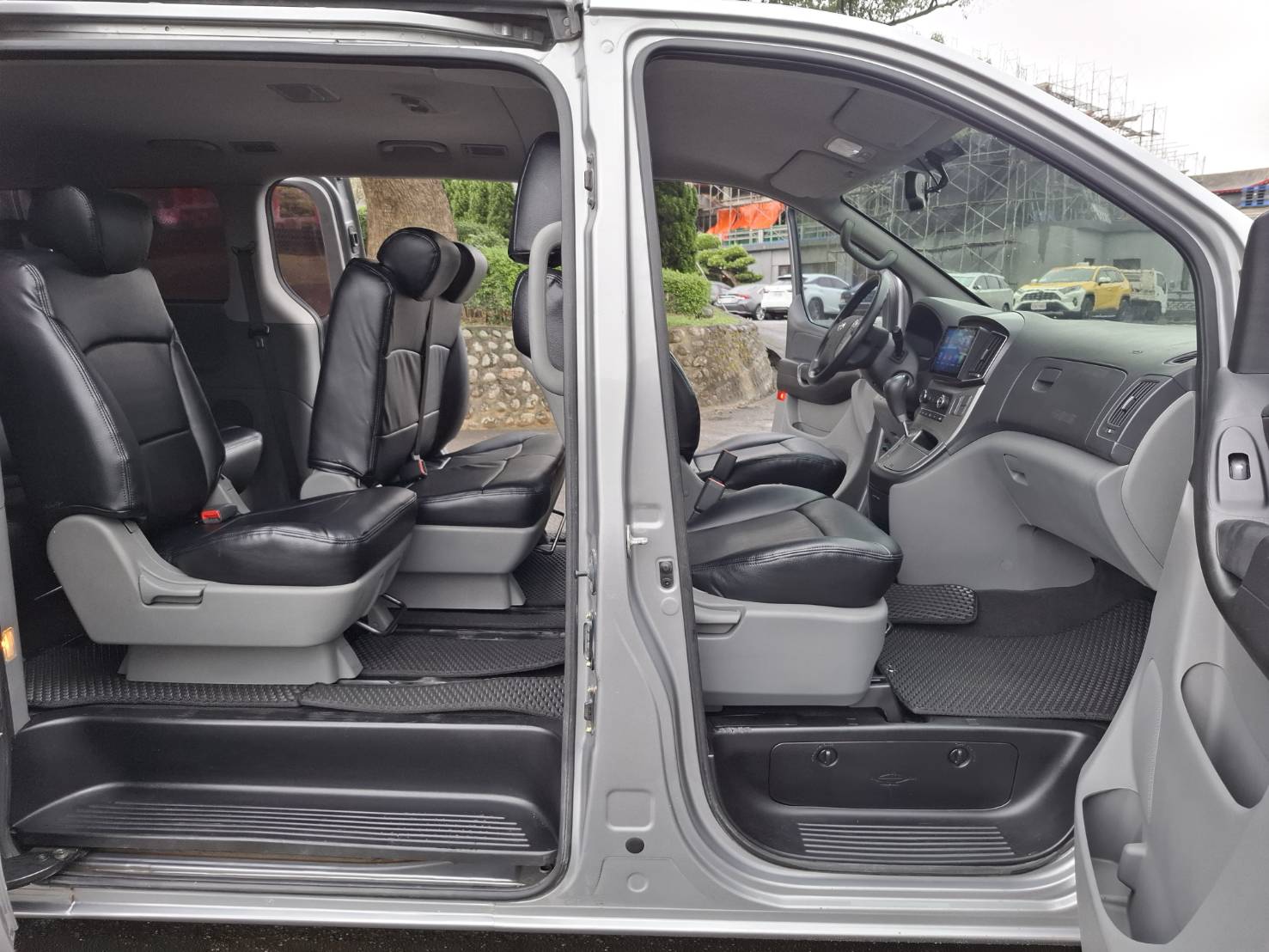 2018 HYUNDAI STAREX 2.5 柴油8人座 銀色・實在・耐用，就是生財工具 不靠外表花俏靠的是空間、耐操與成本效益 LINE：goo5168 洽詢電話：0912423585 宋小姐   第8張相片