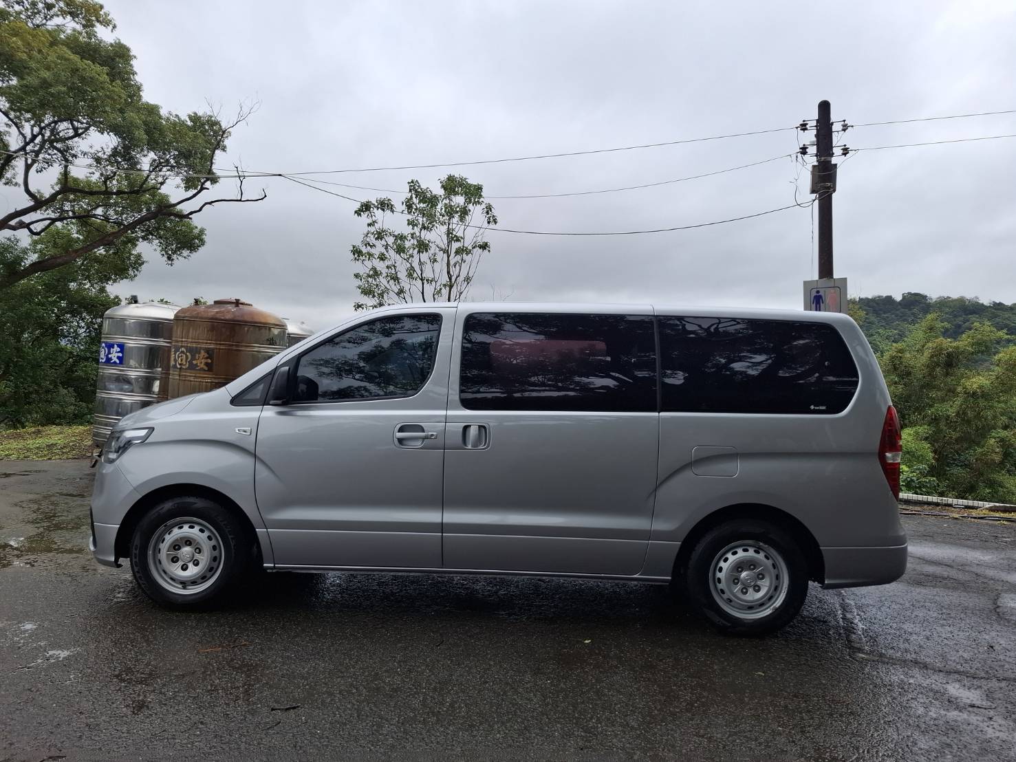2018 HYUNDAI STAREX 2.5 柴油8人座 銀色・實在・耐用，就是生財工具 不靠外表花俏靠的是空間、耐操與成本效益 LINE：goo5168 洽詢電話：0912423585 宋小姐   第10張相片