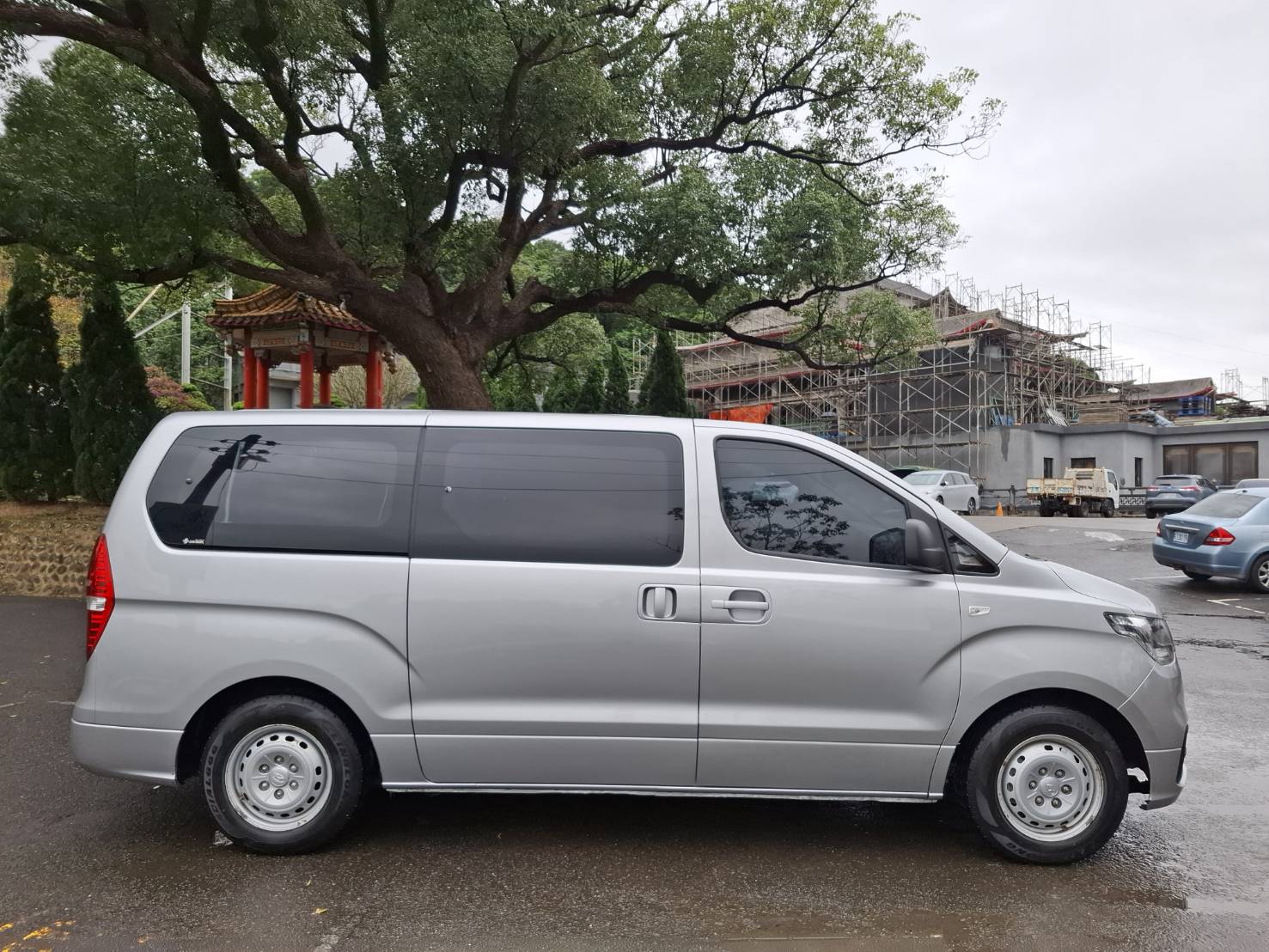 2018 HYUNDAI STAREX 2.5 柴油8人座 銀色・實在・耐用，就是生財工具 不靠外表花俏靠的是空間、耐操與成本效益 LINE：goo5168 洽詢電話：0912423585 宋小姐   第11張相片