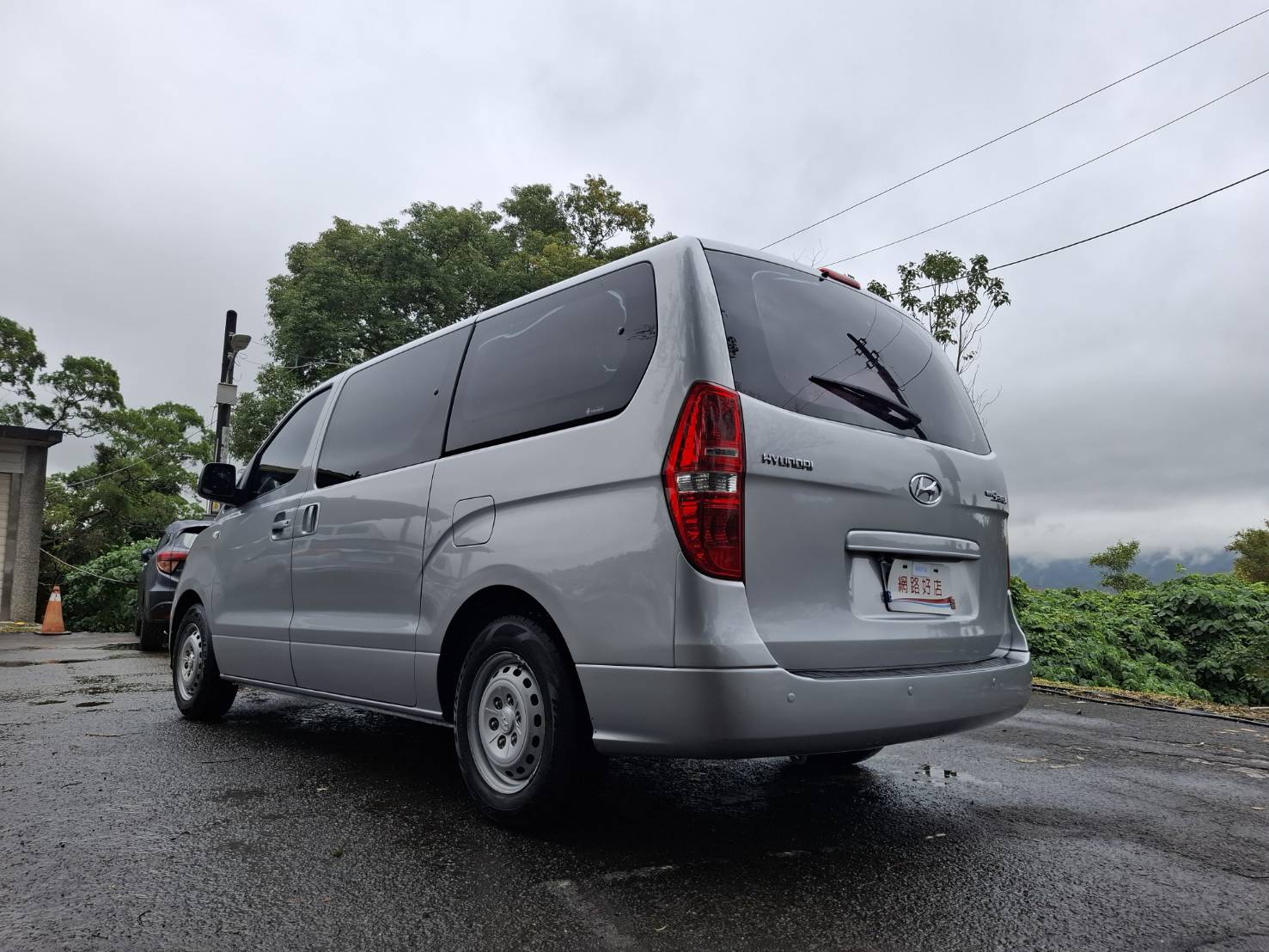 2018 HYUNDAI STAREX 2.5 柴油8人座 銀色・實在・耐用，就是生財工具 不靠外表花俏靠的是空間、耐操與成本效益 LINE：goo5168 洽詢電話：0912423585 宋小姐   第12張相片