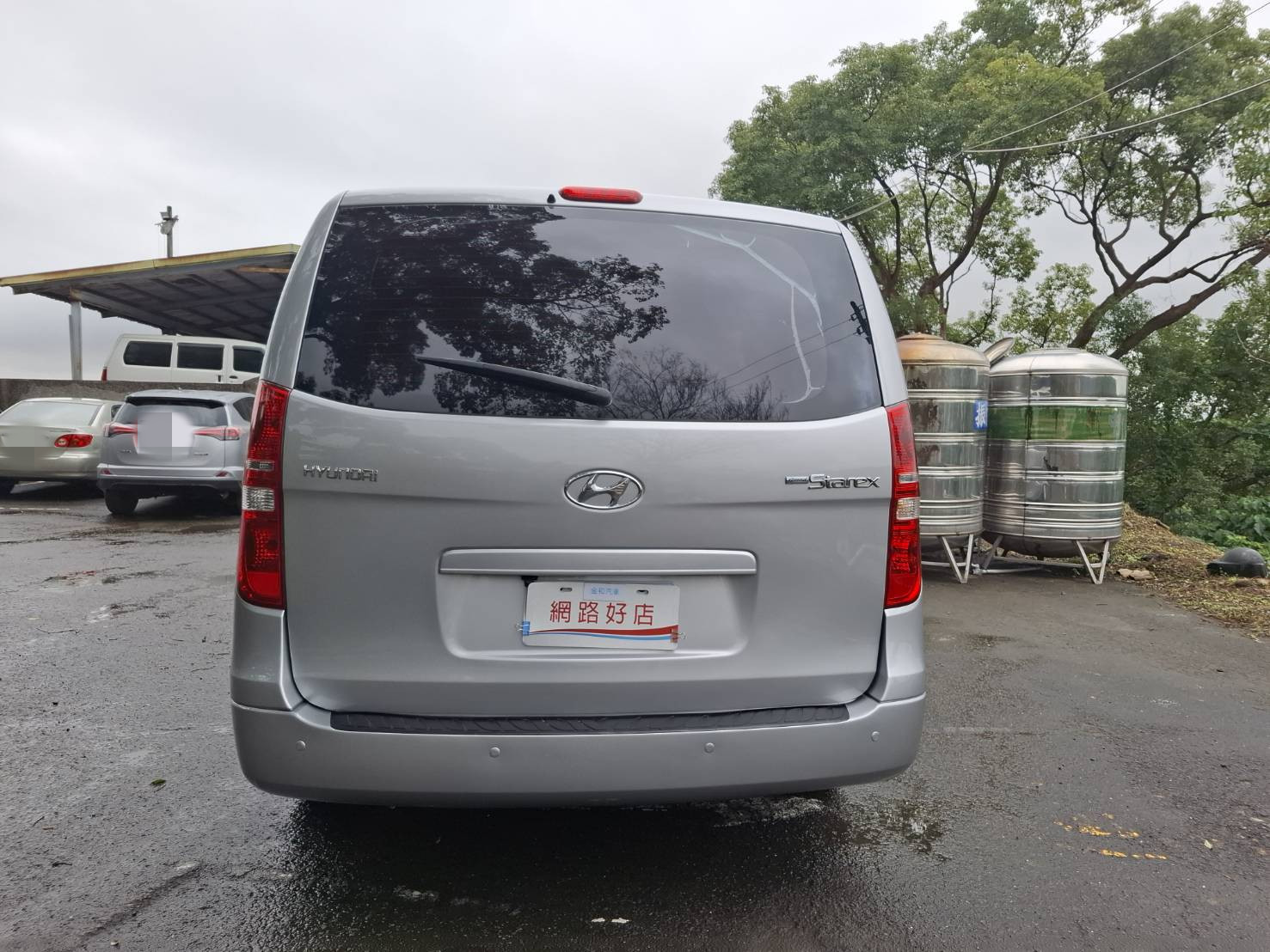 2018 HYUNDAI STAREX 2.5 柴油8人座 銀色・實在・耐用，就是生財工具 不靠外表花俏靠的是空間、耐操與成本效益 LINE：goo5168 洽詢電話：0912423585 宋小姐   第13張相片