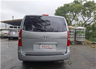 2018 HYUNDAI STAREX 2.5 柴油8人座 銀色・實在・耐用，就是生財工具 不靠外表花俏靠的是空間、耐操與成本效益 LINE：goo5168 洽詢電話：0912423585 宋小姐   第13張縮圖