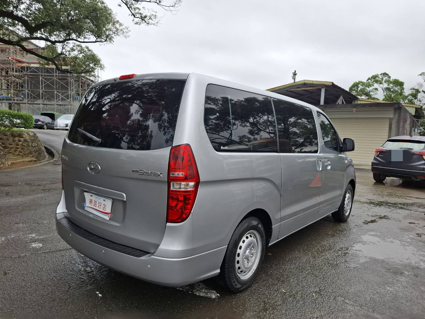 2018 HYUNDAI STAREX 2.5 柴油8人座 銀色・實在・耐用，就是生財工具 不靠外表花俏靠的是空間、耐操與成本效益 LINE：goo5168 洽詢電話：0912423585 宋小姐   第14張相片