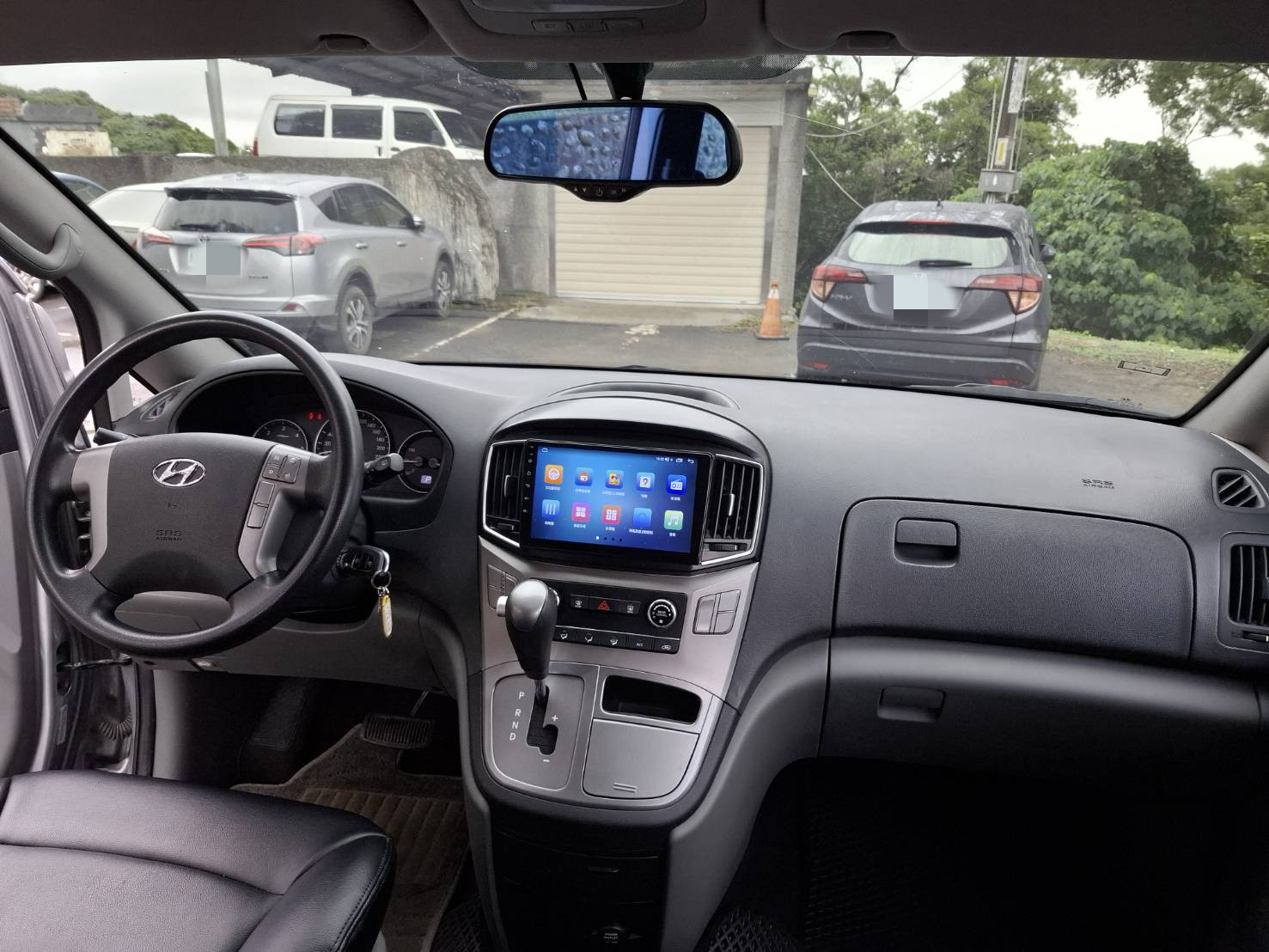 2018 HYUNDAI STAREX 2.5 柴油8人座 銀色・實在・耐用，就是生財工具 不靠外表花俏靠的是空間、耐操與成本效益 LINE：goo5168 洽詢電話：0912423585 宋小姐   第15張相片