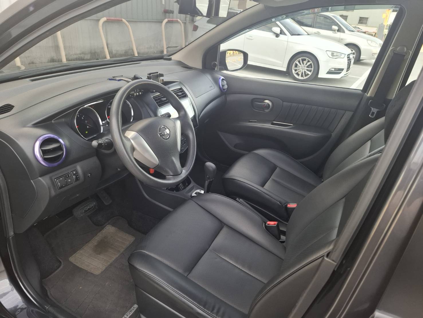 2015 年 NISSAN LIVINA 豪華版一手車 原廠正常保養 車況單純又安心 內裝乾淨漂亮，使用細心LINE：goo5168 洽詢電話：0912423585 宋小姐 貸款專辦，強力過件！  第5張相片