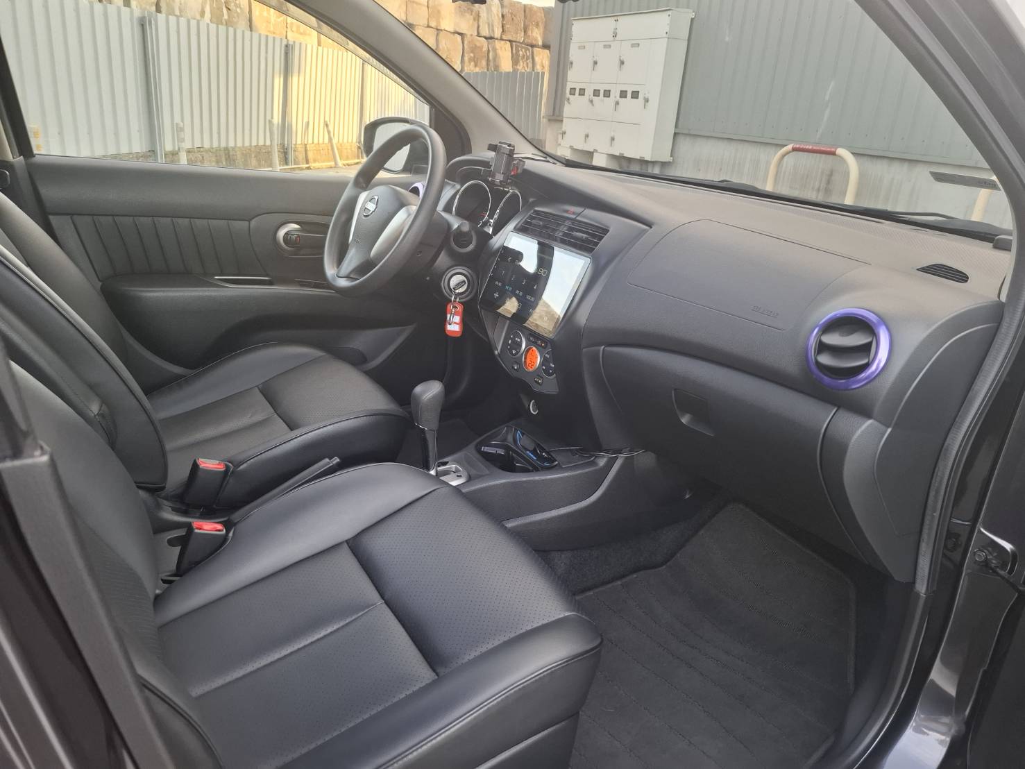 2015 年 NISSAN LIVINA 豪華版一手車 原廠正常保養 車況單純又安心 內裝乾淨漂亮，使用細心LINE：goo5168 洽詢電話：0912423585 宋小姐 貸款專辦，強力過件！  第7張相片