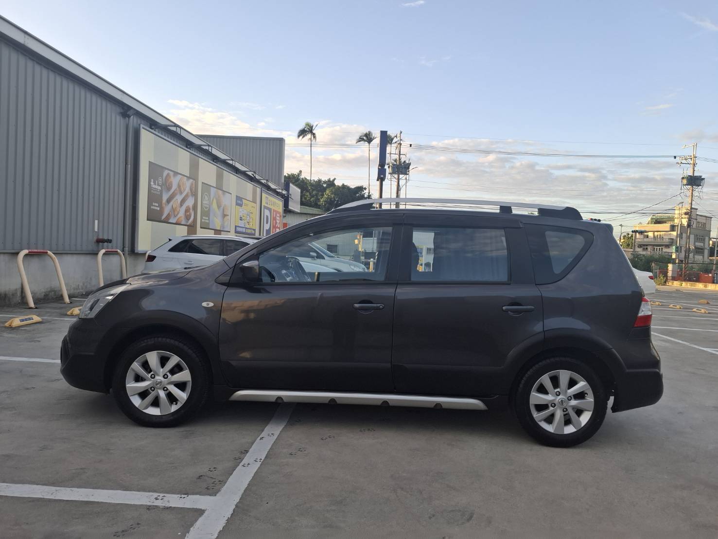 2015 年 NISSAN LIVINA 豪華版一手車 原廠正常保養 車況單純又安心 內裝乾淨漂亮，使用細心LINE：goo5168 洽詢電話：0912423585 宋小姐 貸款專辦，強力過件！  第10張相片