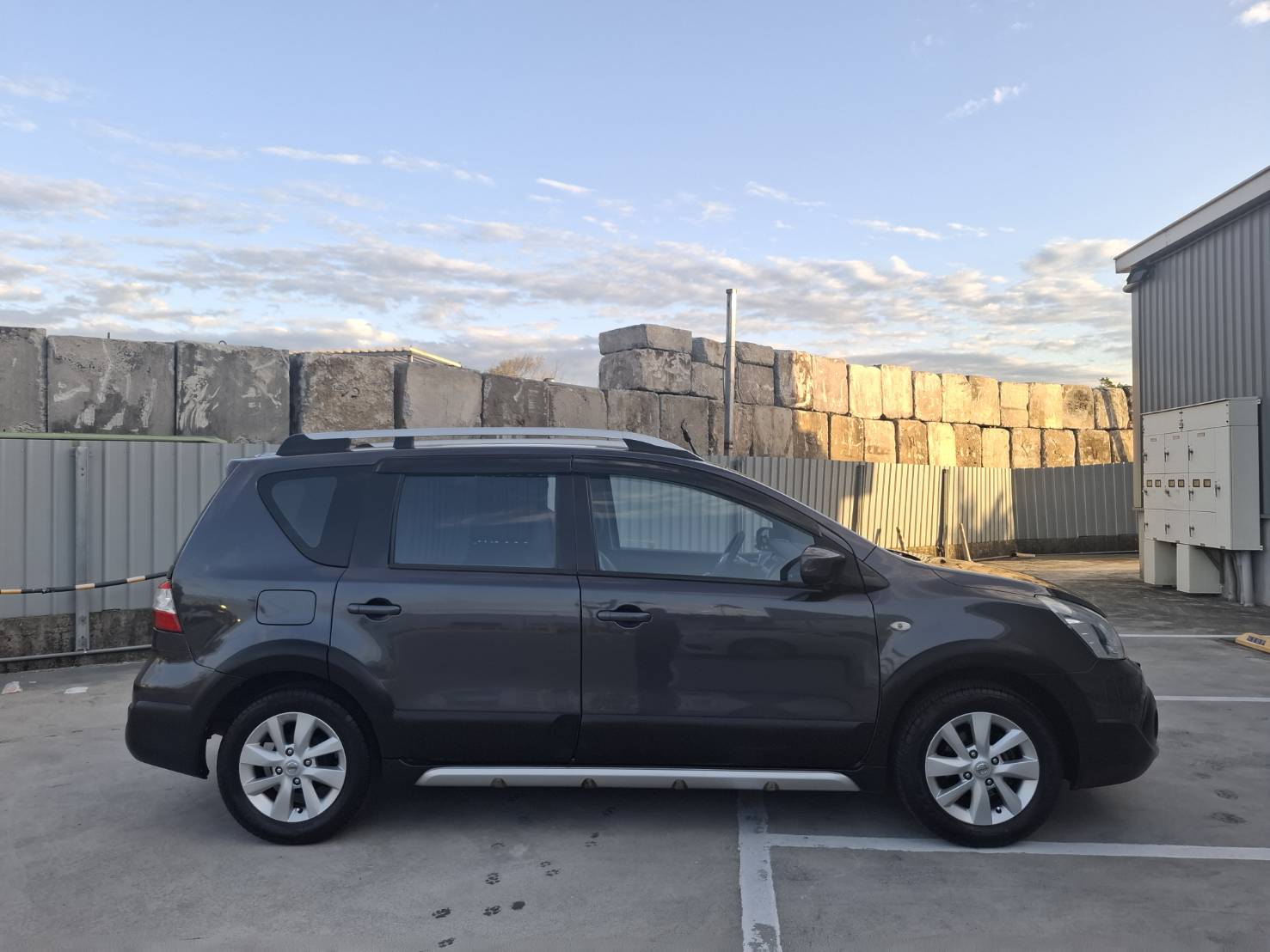 2015 年 NISSAN LIVINA 豪華版一手車 原廠正常保養 車況單純又安心 內裝乾淨漂亮，使用細心LINE：goo5168 洽詢電話：0912423585 宋小姐 貸款專辦，強力過件！  第11張相片