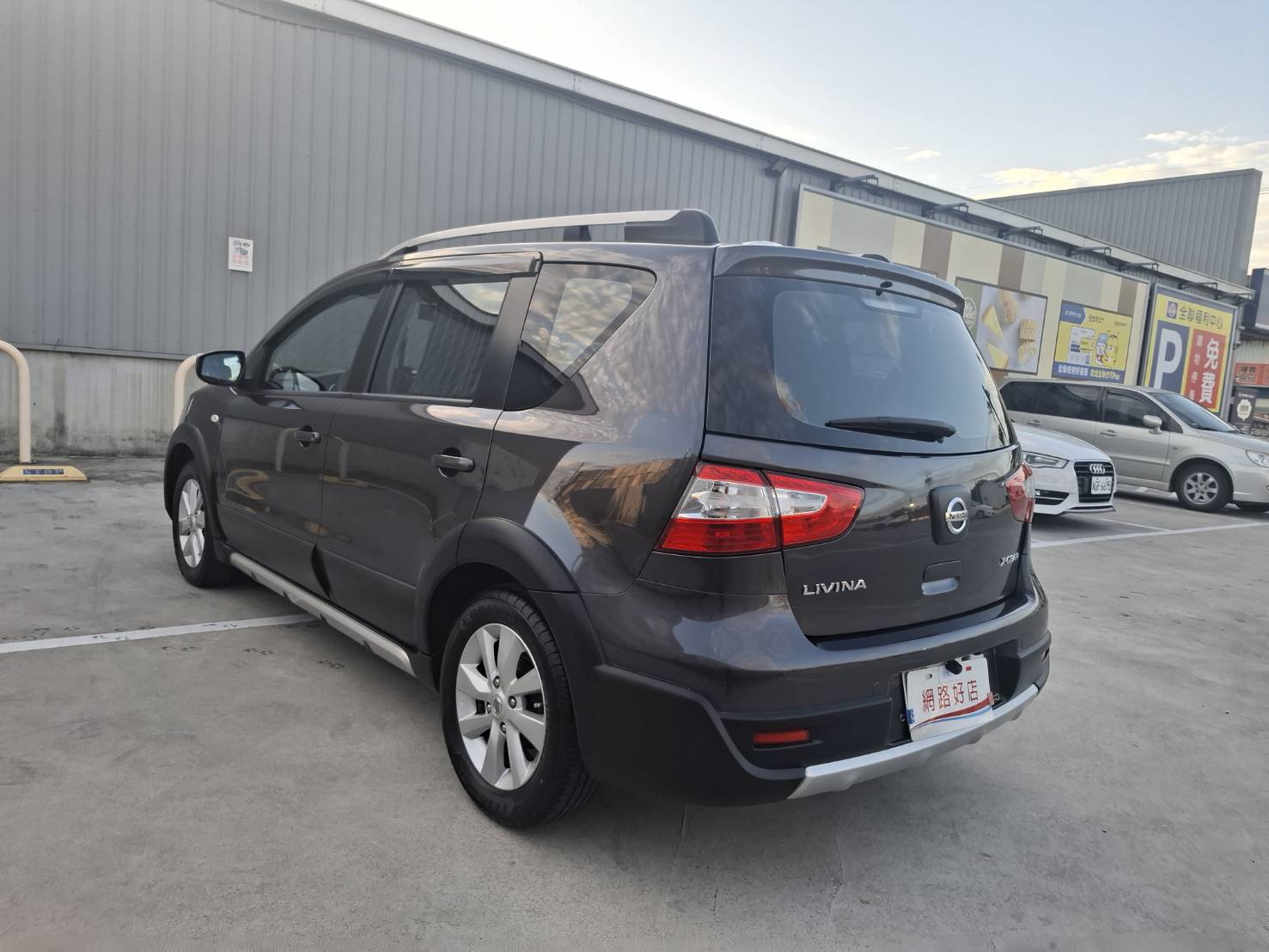 2015 年 NISSAN LIVINA 豪華版一手車 原廠正常保養 車況單純又安心 內裝乾淨漂亮，使用細心LINE：goo5168 洽詢電話：0912423585 宋小姐 貸款專辦，強力過件！  第12張相片