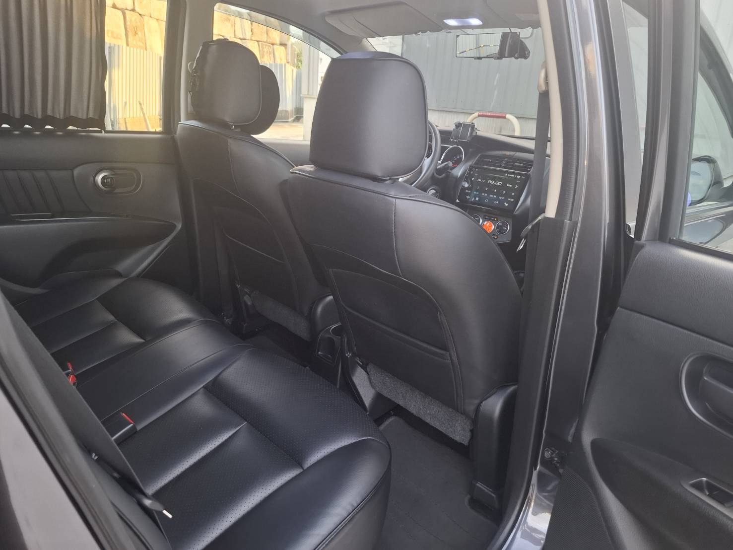 2015 年 NISSAN LIVINA 豪華版一手車 原廠正常保養 車況單純又安心 內裝乾淨漂亮，使用細心LINE：goo5168 洽詢電話：0912423585 宋小姐 貸款專辦，強力過件！  第15張相片