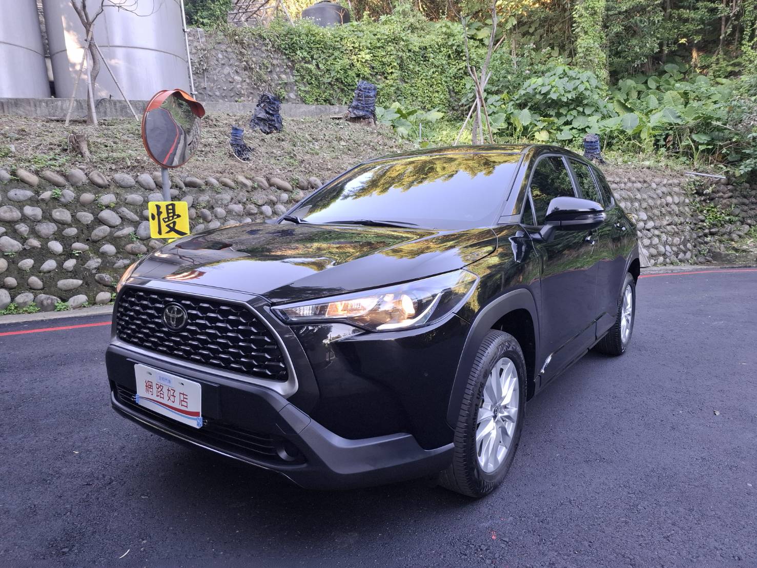2021年 TOYOTA COROLLA CROSS 1.8黑色外觀，耐看又保值LINE：goo5168 洽詢電話：0912423585 宋小姐貸款專辦~強力過件  第1張相片