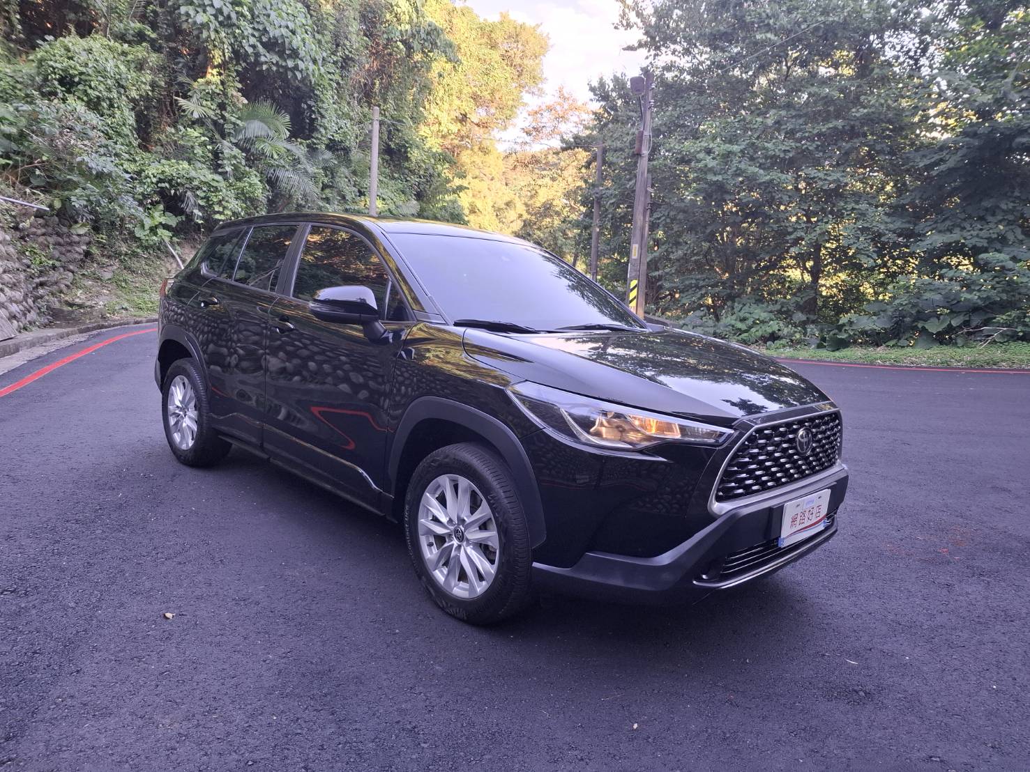 2021年 TOYOTA COROLLA CROSS 1.8黑色外觀，耐看又保值LINE：goo5168 洽詢電話：0912423585 宋小姐貸款專辦~強力過件  第2張相片
