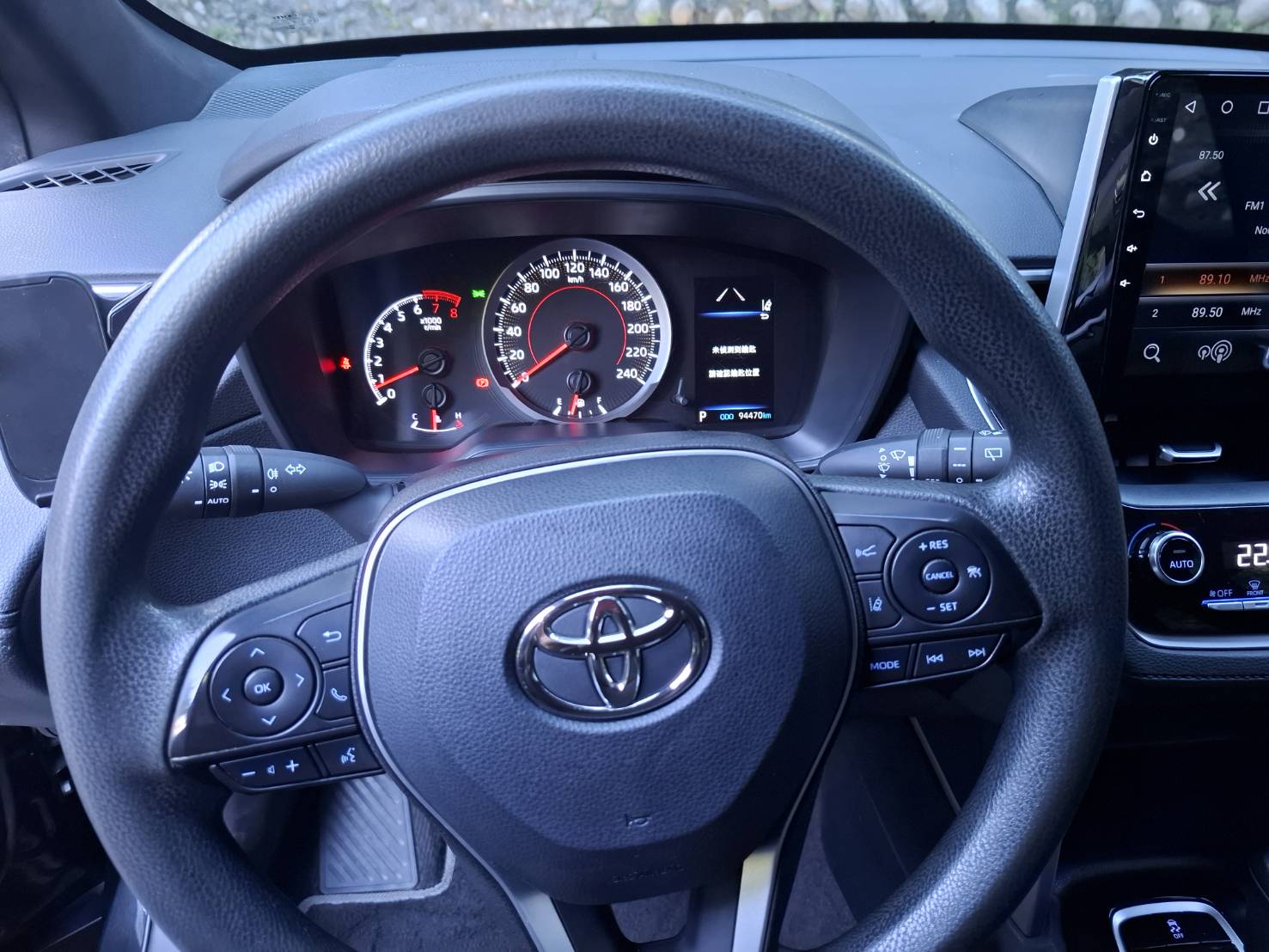 2021年 TOYOTA COROLLA CROSS 1.8黑色外觀，耐看又保值LINE：goo5168 洽詢電話：0912423585 宋小姐貸款專辦~強力過件  第3張相片