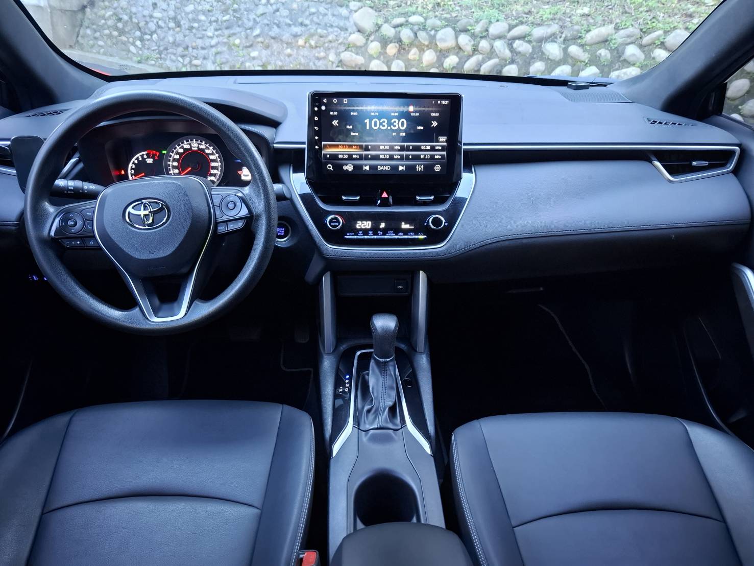 2021年 TOYOTA COROLLA CROSS 1.8黑色外觀，耐看又保值LINE：goo5168 洽詢電話：0912423585 宋小姐貸款專辦~強力過件  第4張相片