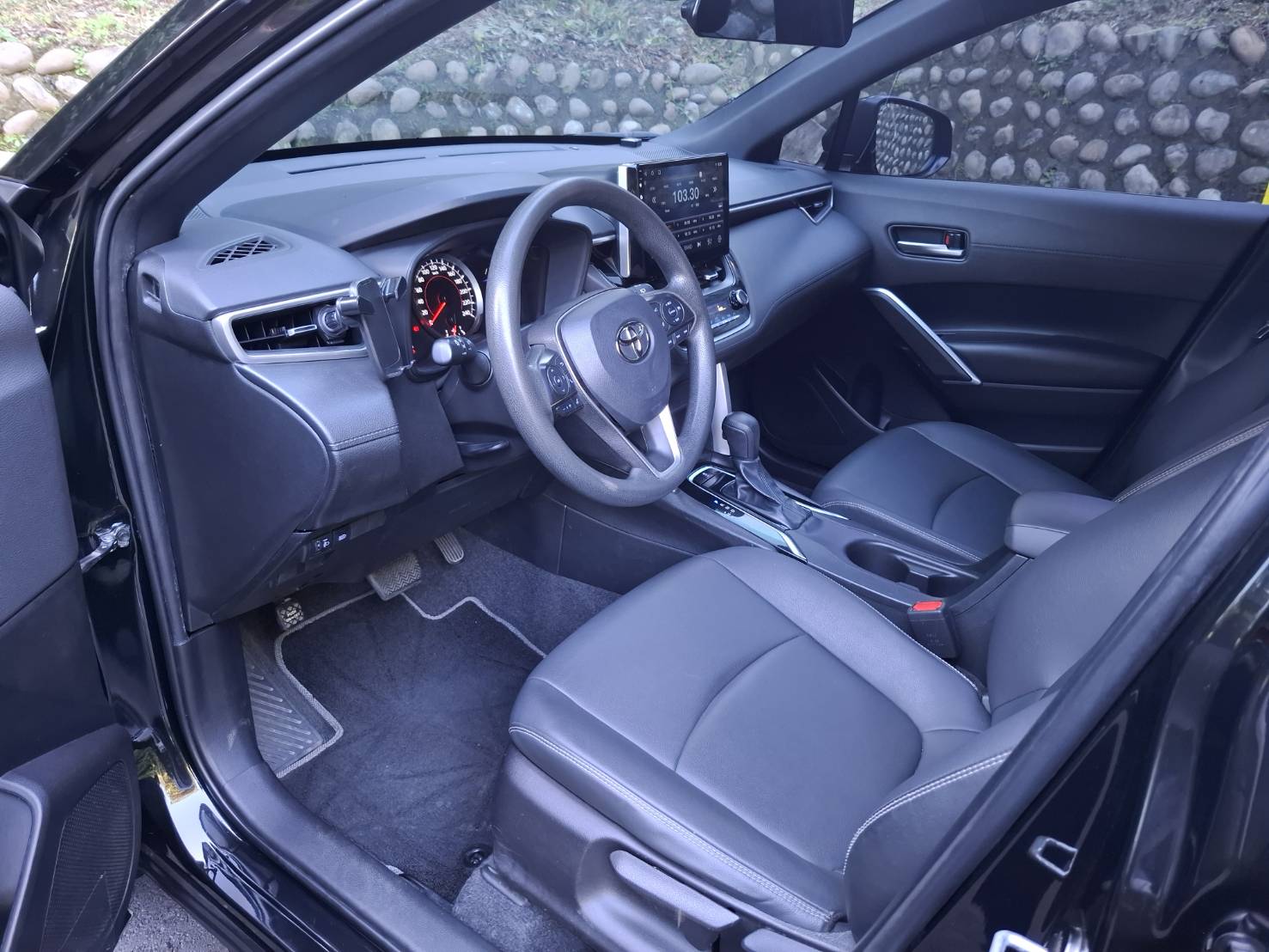 2021年 TOYOTA COROLLA CROSS 1.8黑色外觀，耐看又保值LINE：goo5168 洽詢電話：0912423585 宋小姐貸款專辦~強力過件  第5張相片