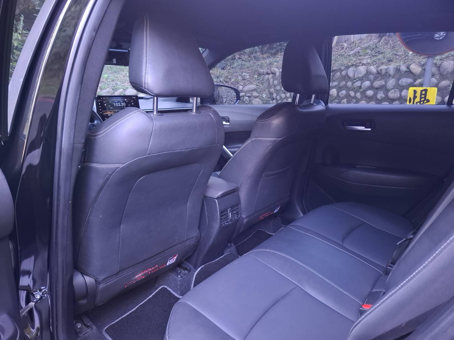 2021年 TOYOTA COROLLA CROSS 1.8黑色外觀，耐看又保值LINE：goo5168 洽詢電話：0912423585 宋小姐貸款專辦~強力過件  第6張相片