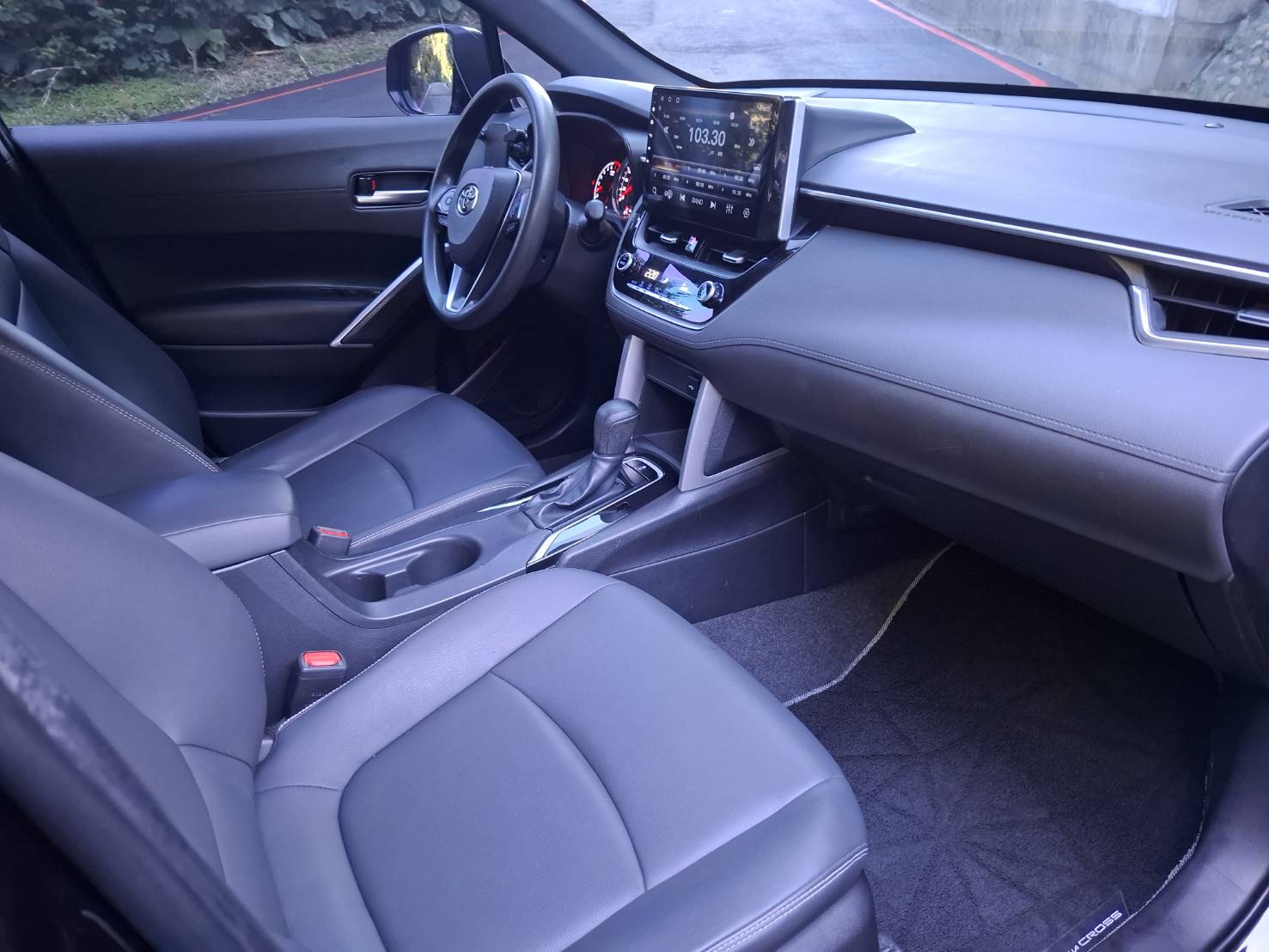 2021年 TOYOTA COROLLA CROSS 1.8黑色外觀，耐看又保值LINE：goo5168 洽詢電話：0912423585 宋小姐貸款專辦~強力過件  第7張相片