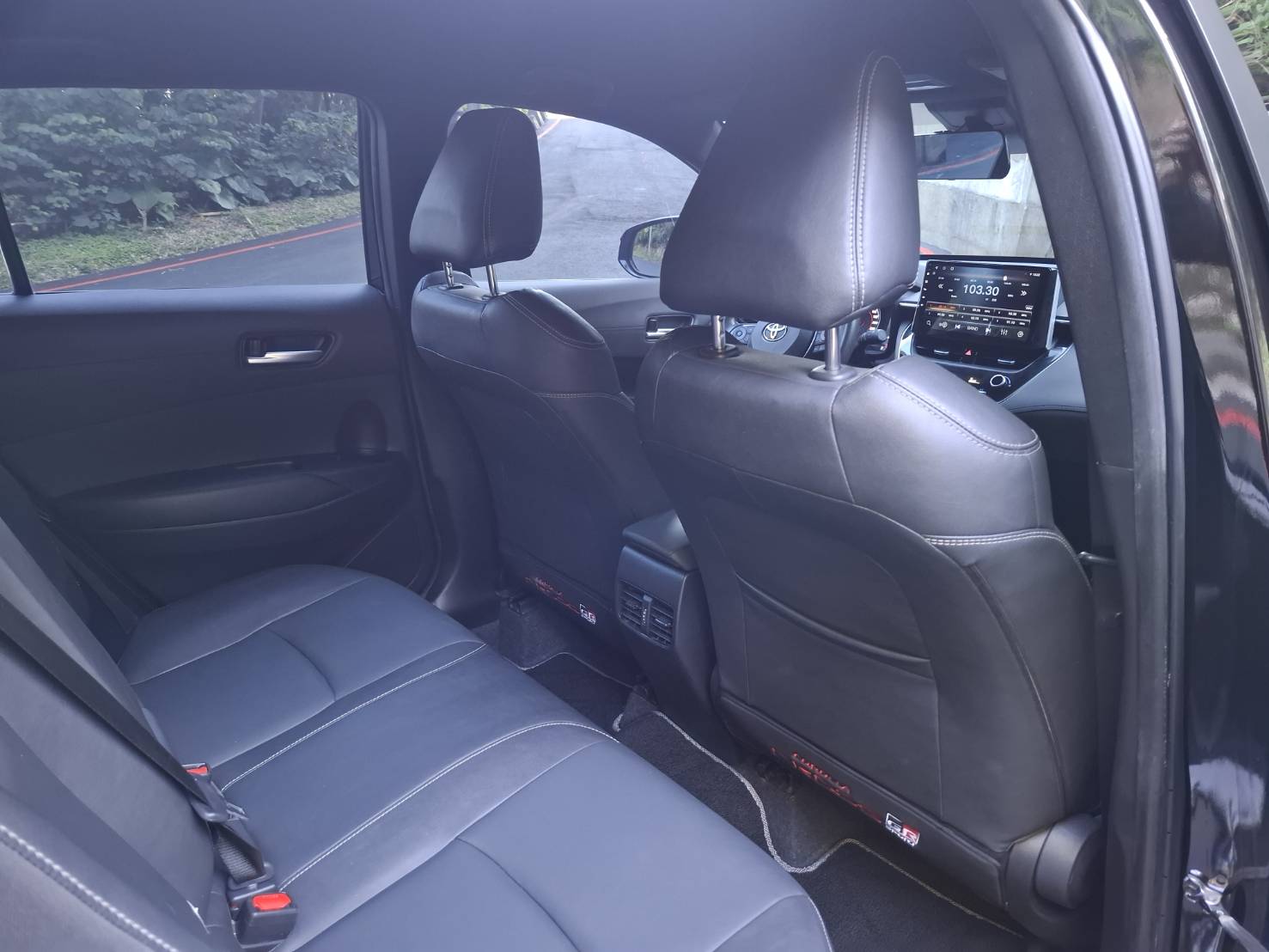 2021年 TOYOTA COROLLA CROSS 1.8黑色外觀，耐看又保值LINE：goo5168 洽詢電話：0912423585 宋小姐貸款專辦~強力過件  第8張相片