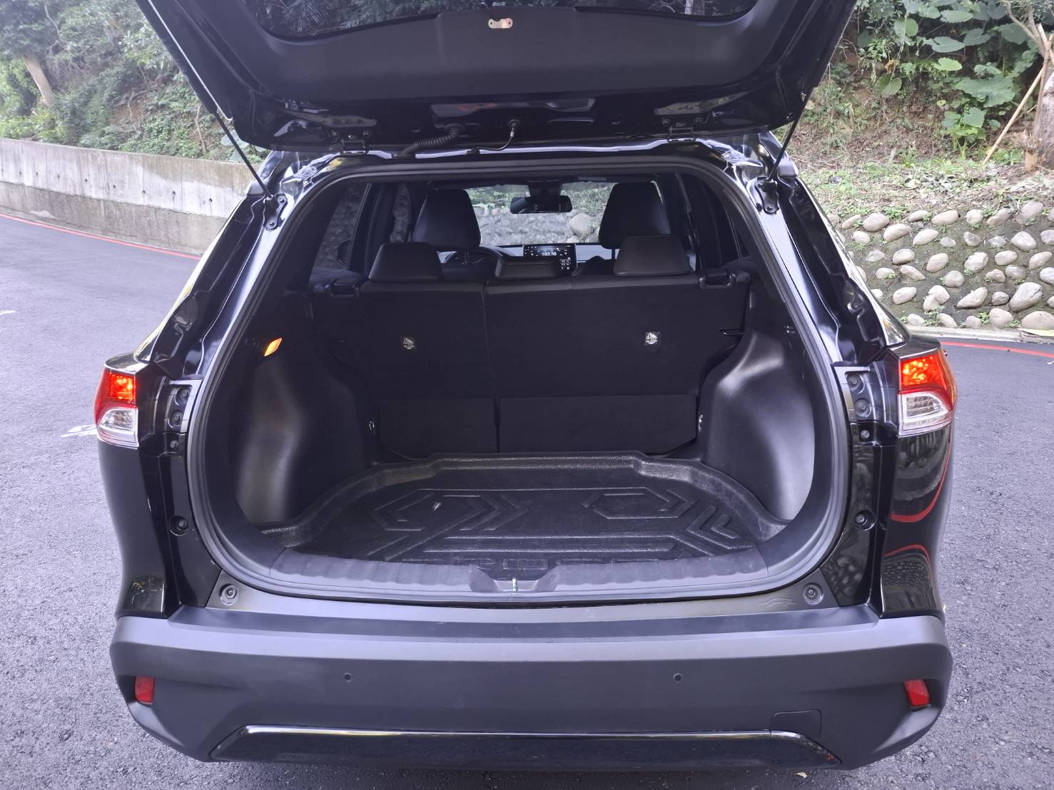 2021年 TOYOTA COROLLA CROSS 1.8黑色外觀，耐看又保值LINE：goo5168 洽詢電話：0912423585 宋小姐貸款專辦~強力過件  第9張相片